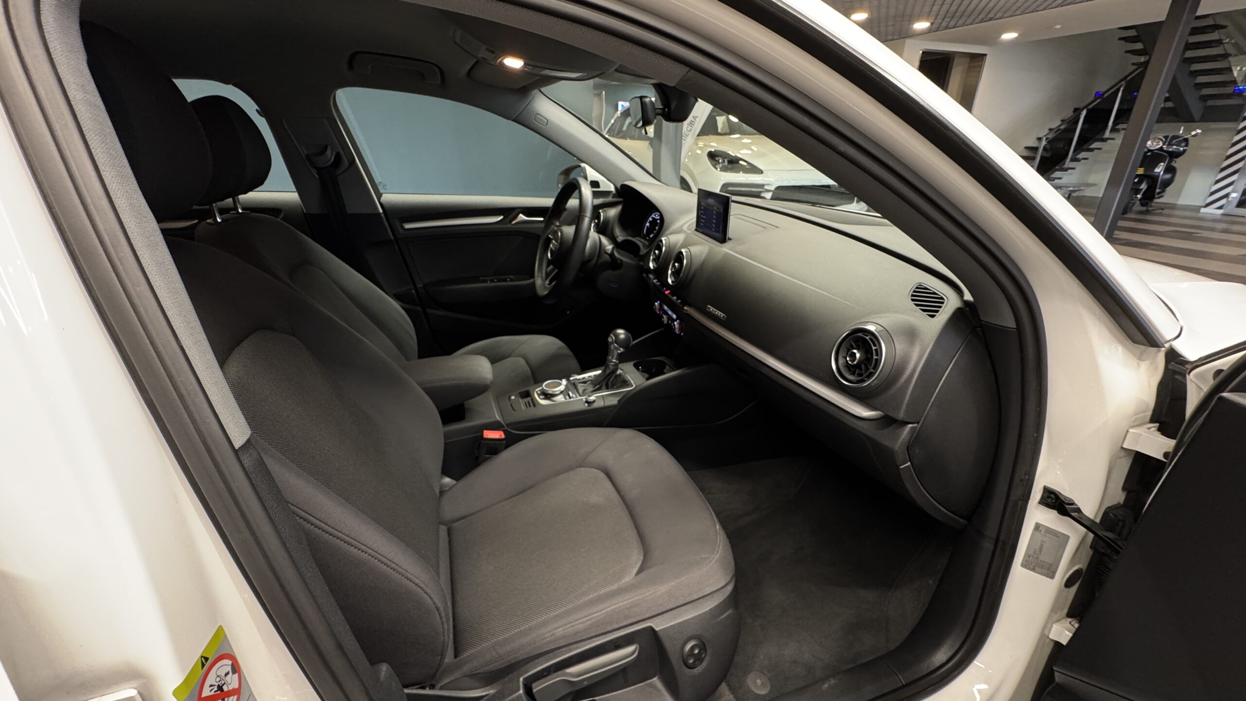 Car image 12