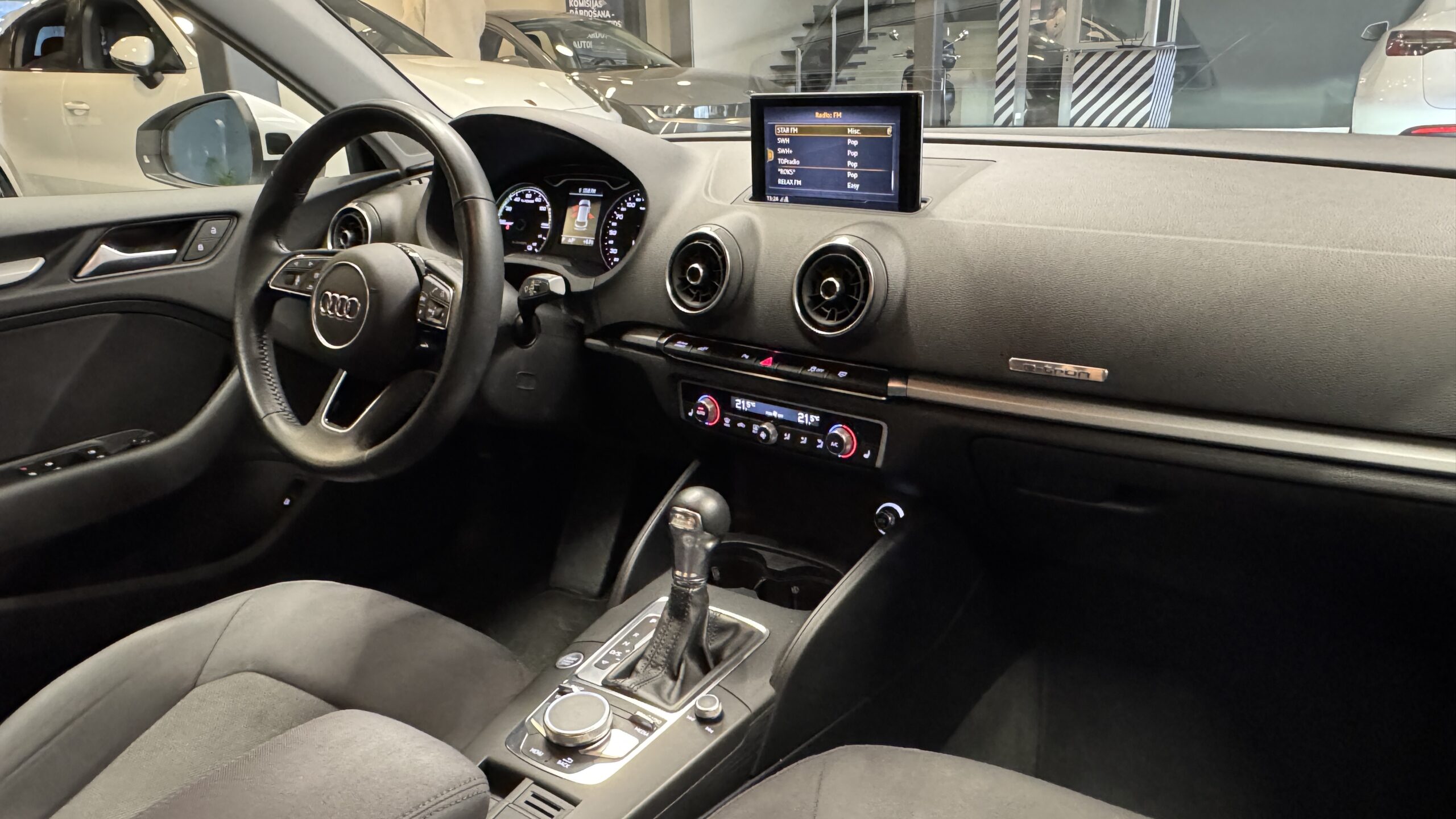 Car image 14