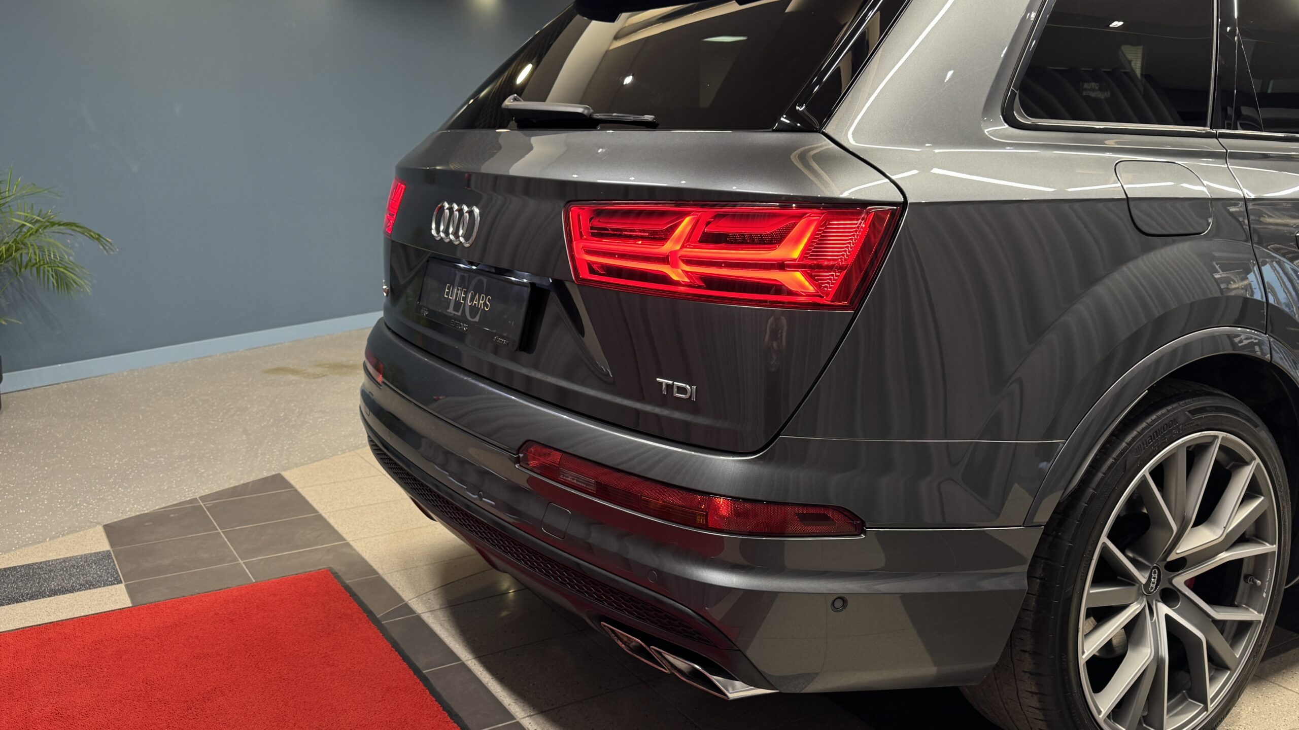 Car image 10