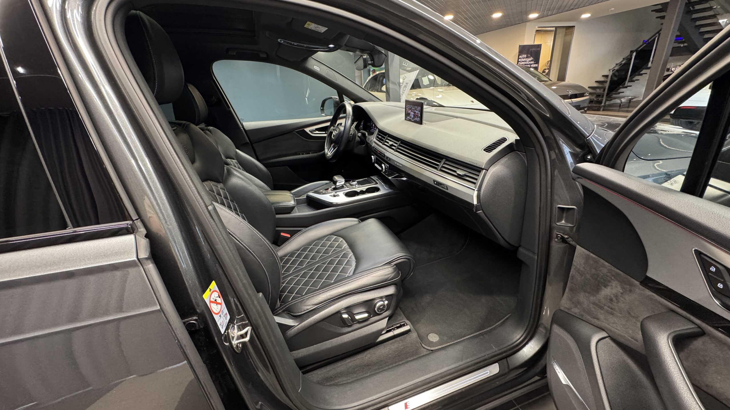 Car image 11