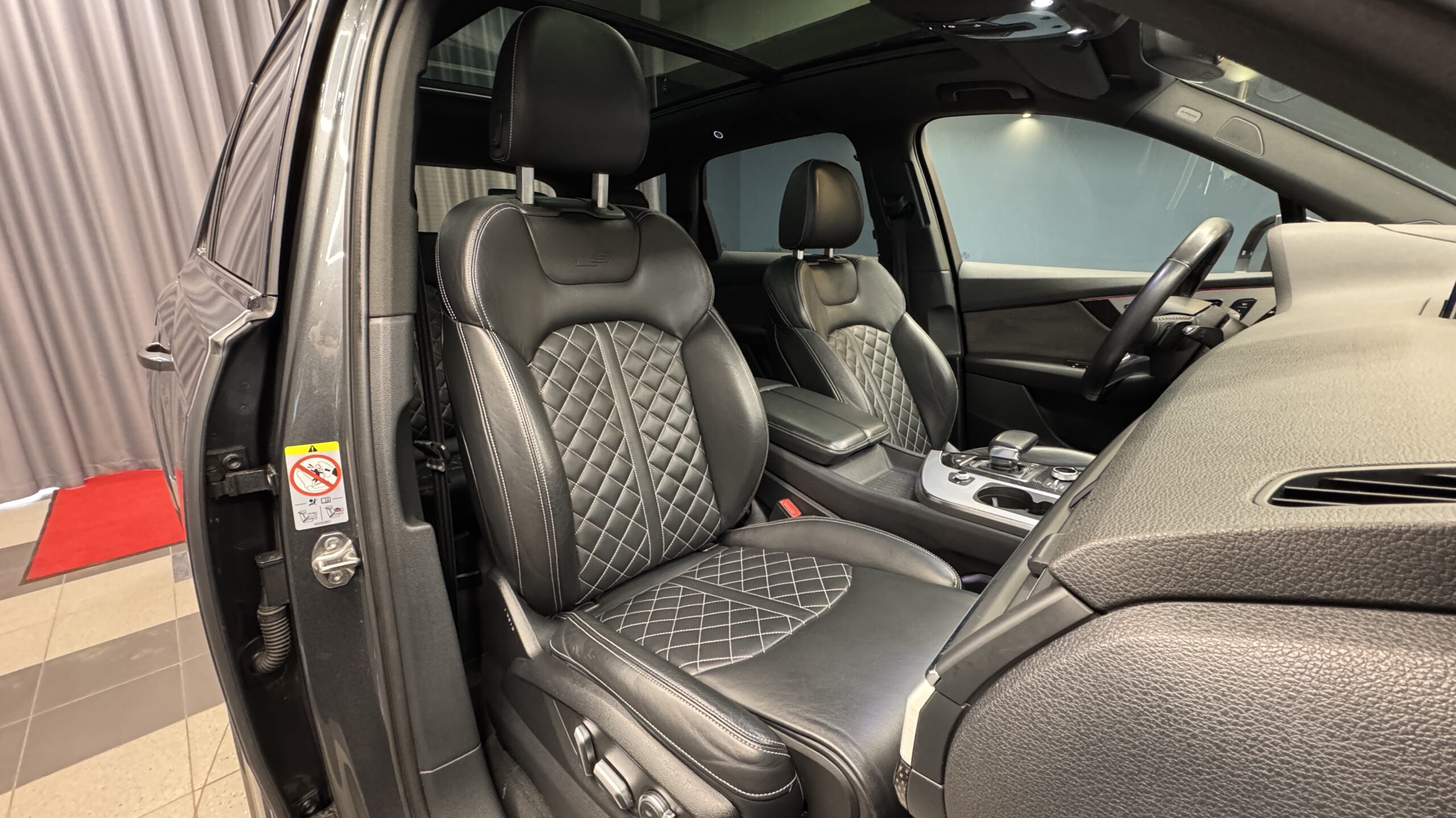 Car image 12