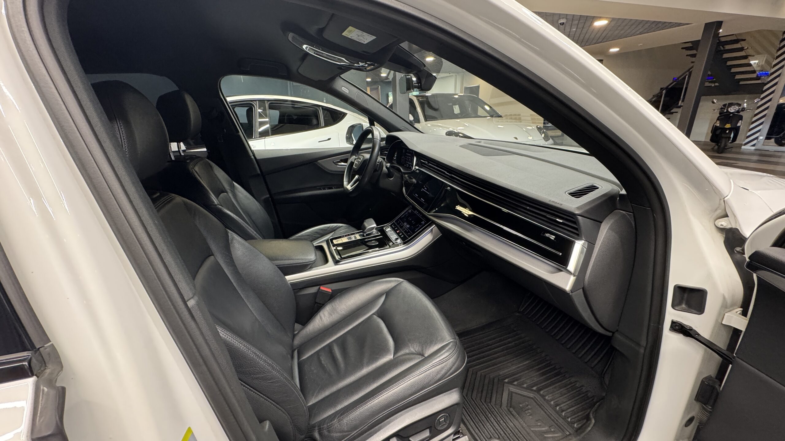 Car image 10