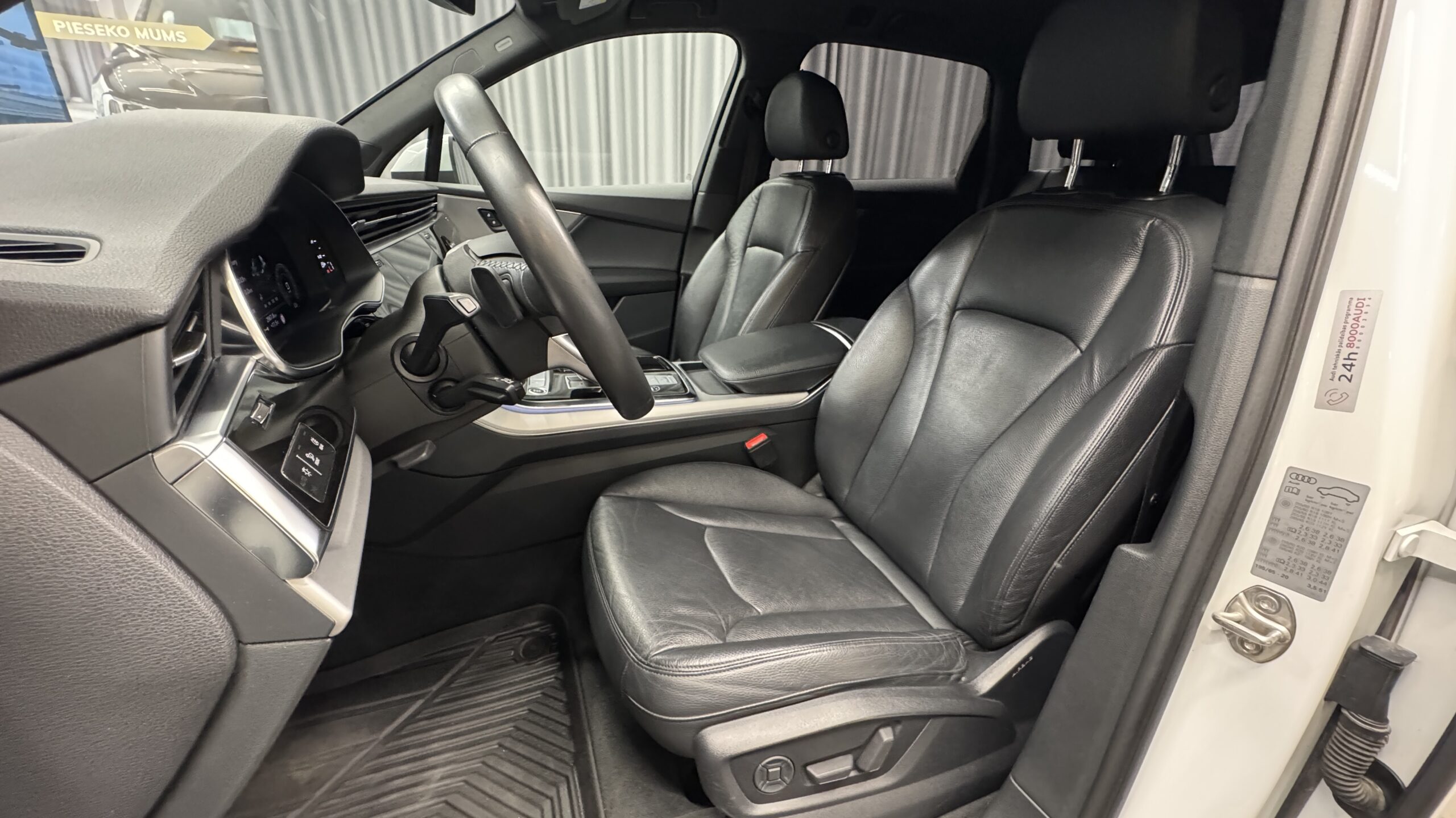 Car image 19