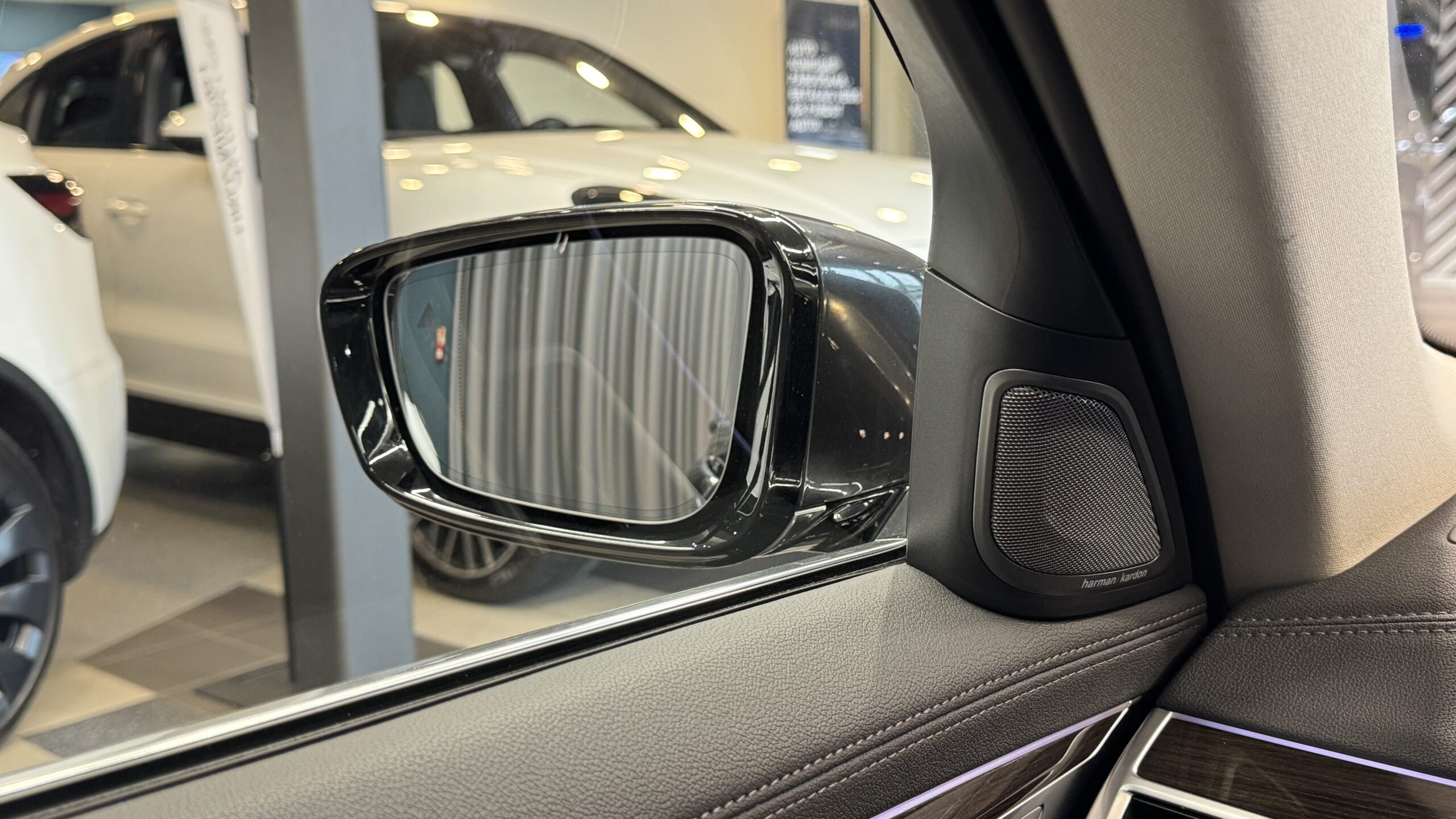 Car image 30