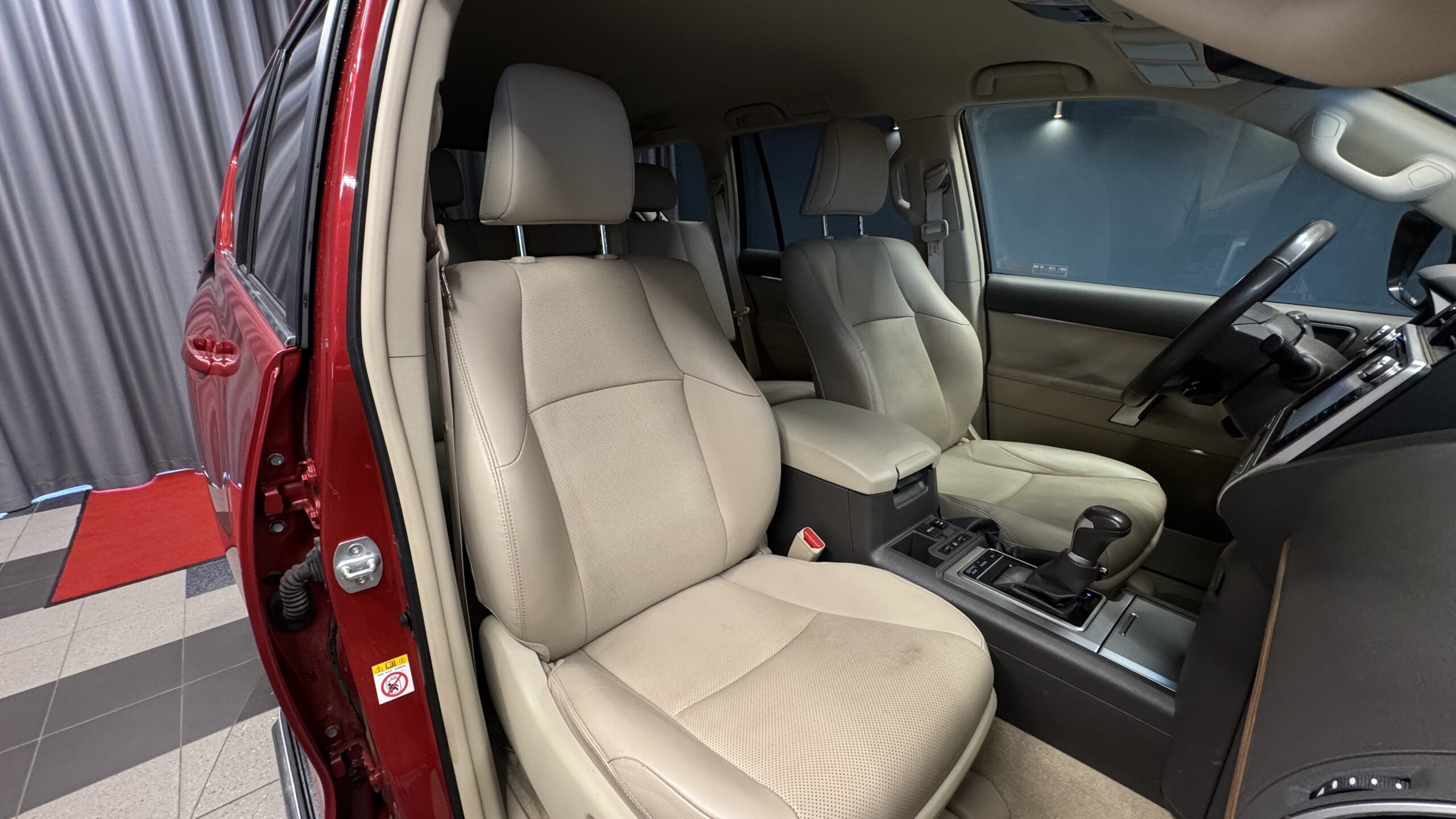 Car image 10