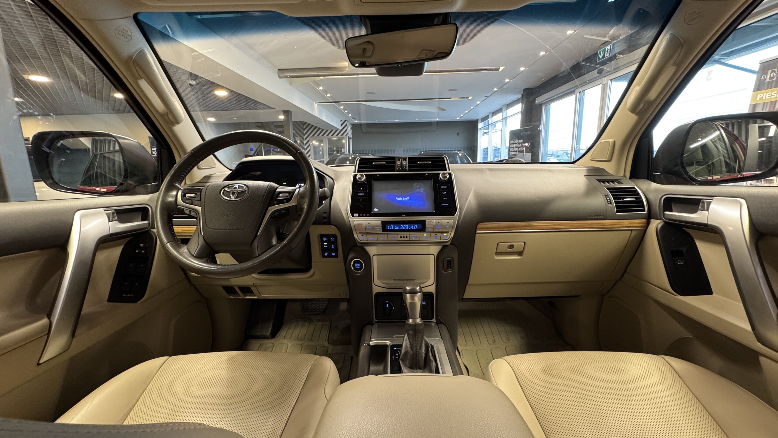 Car image 14