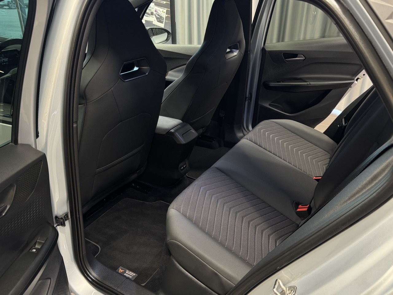 Car image 26
