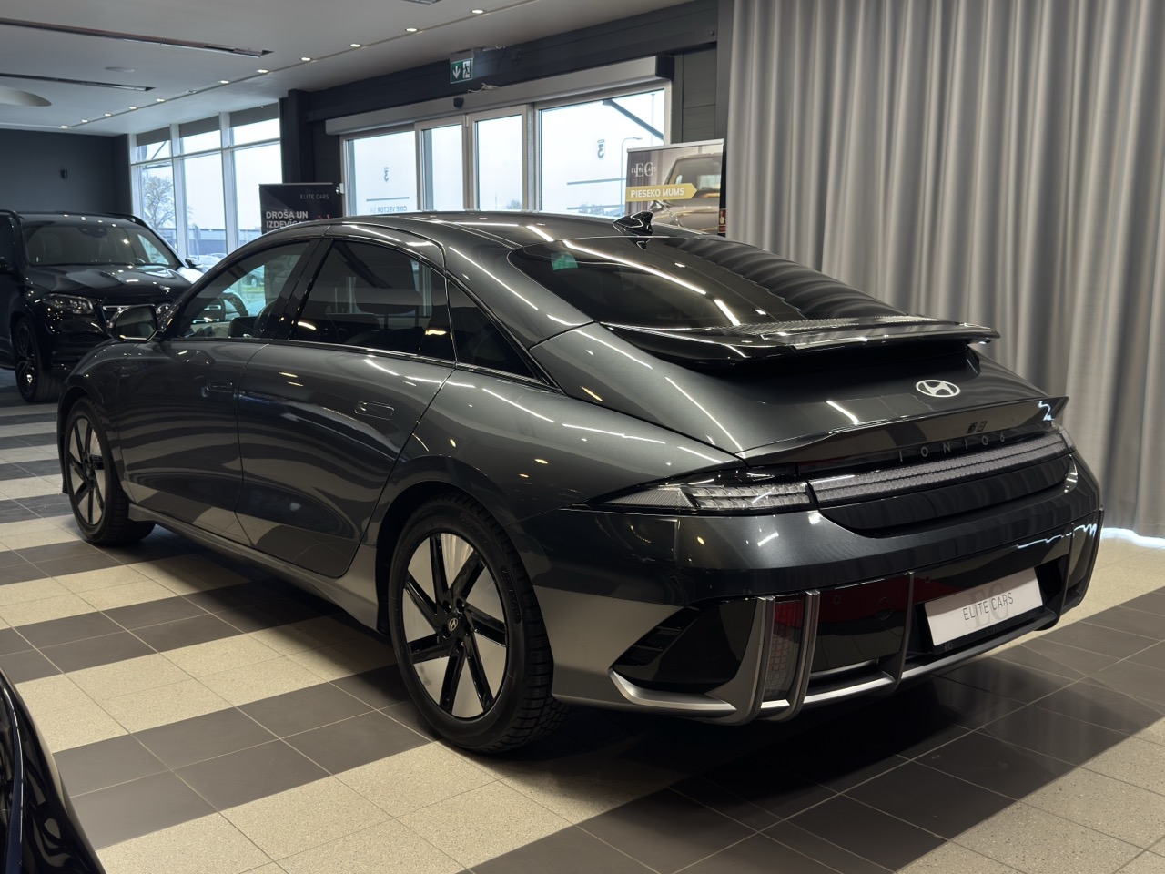 Car image 5