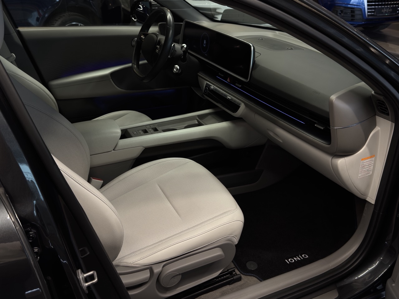 Car image 12