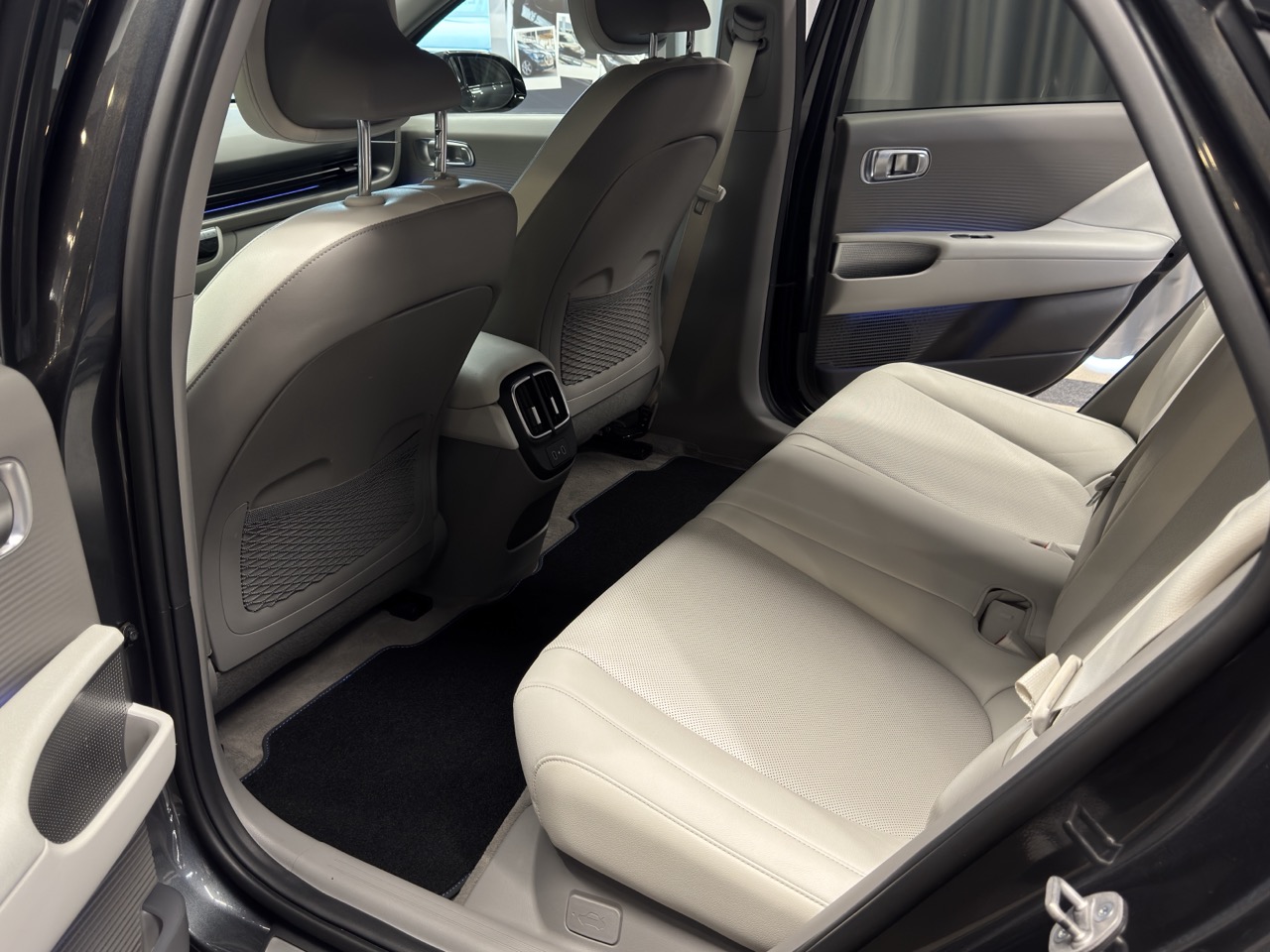 Car image 28