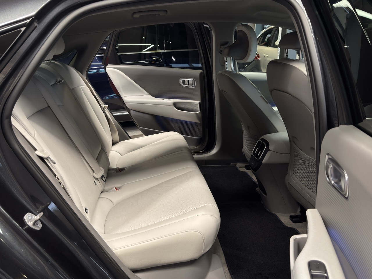 Car image 32