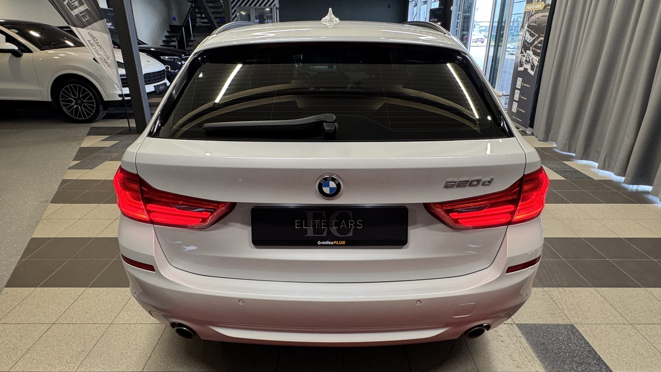 Car image 9