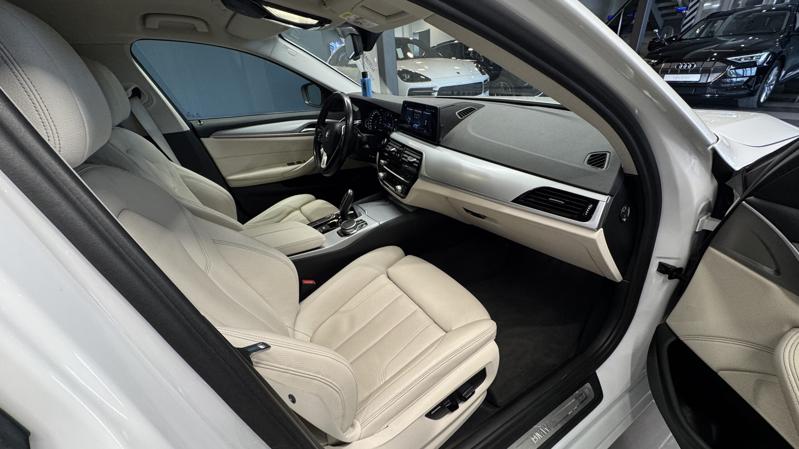 Car image 10