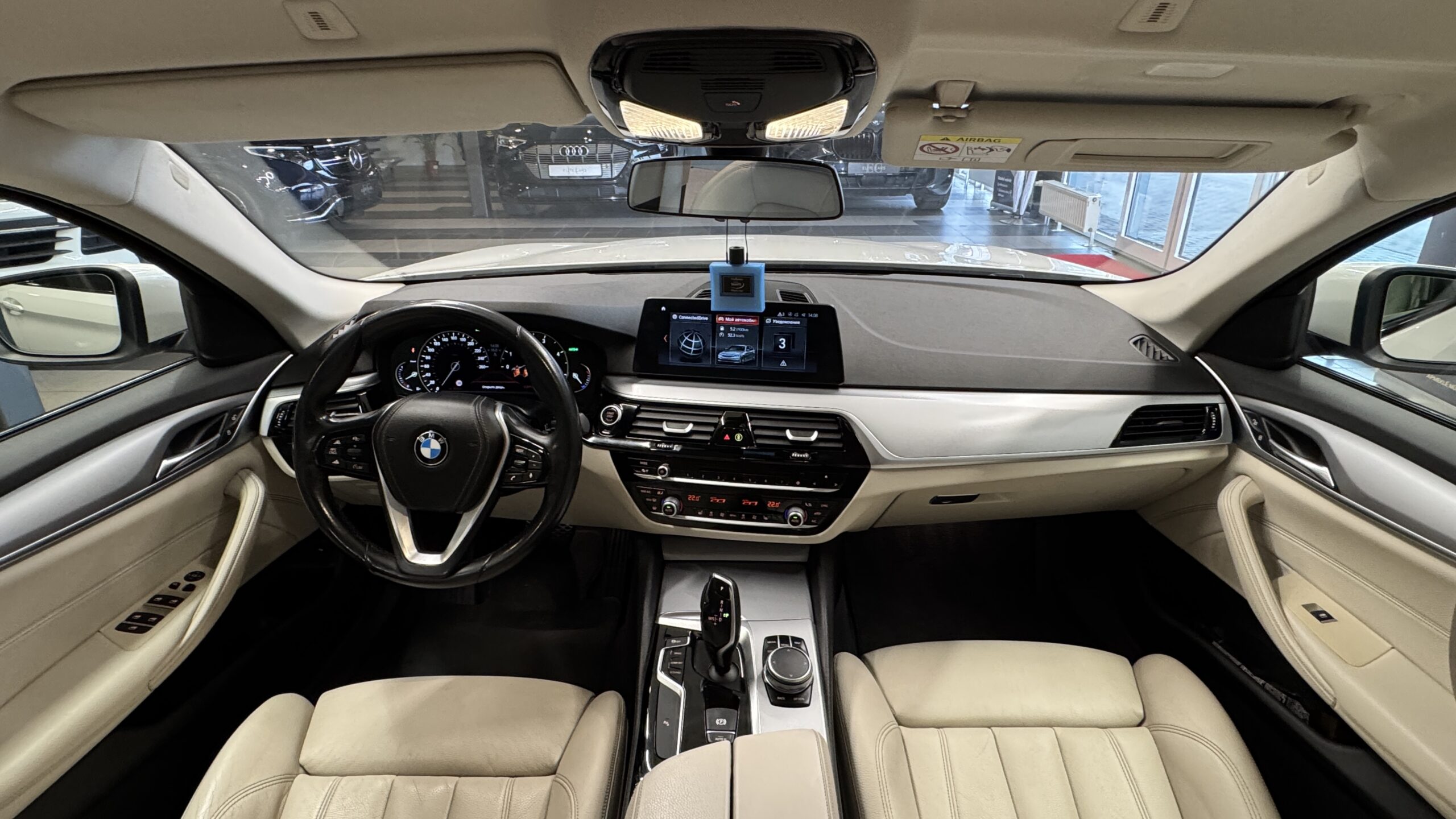 Car image 14
