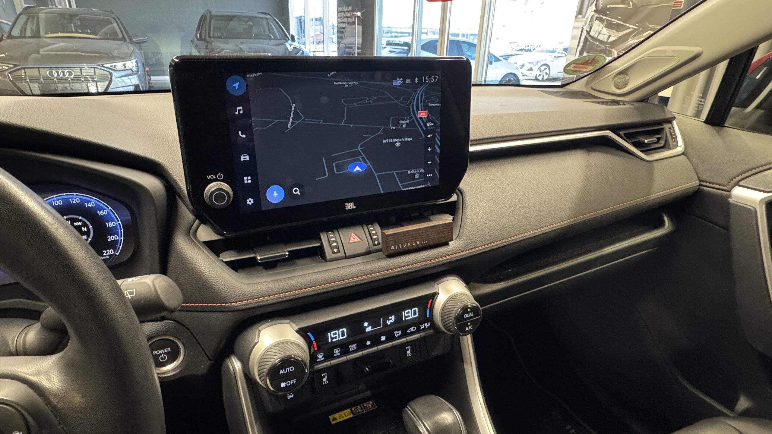 Car image 19