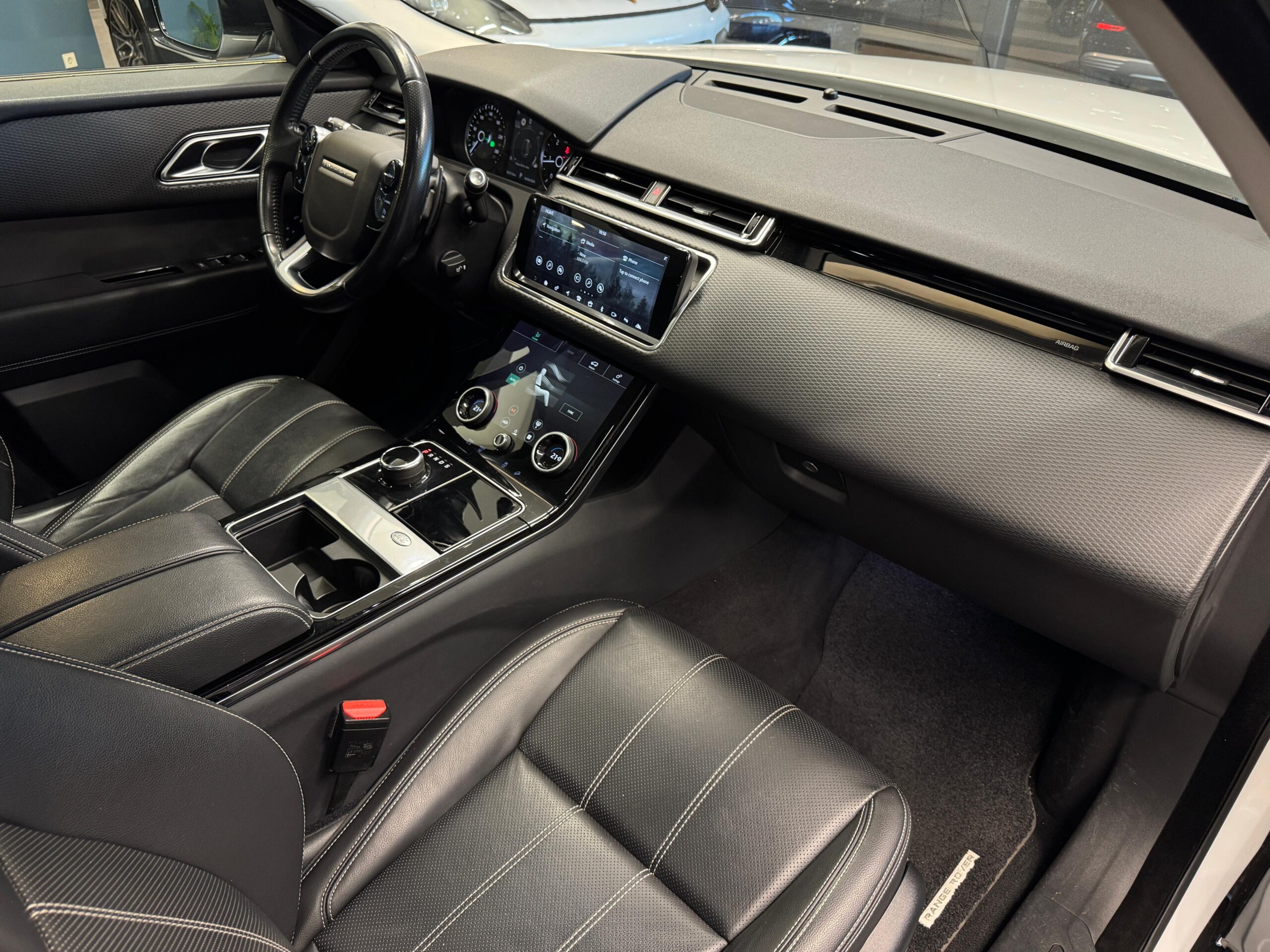 Car image 19