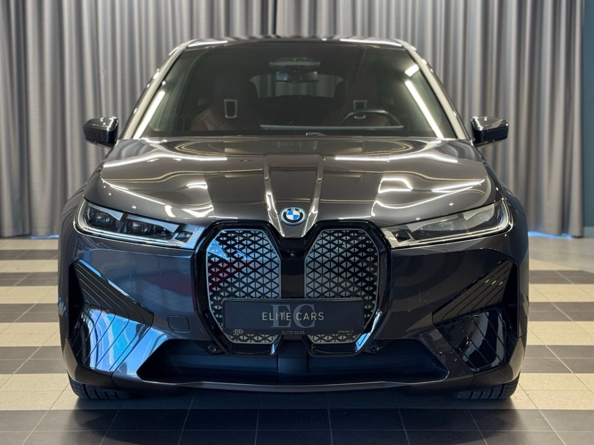 Elektroauto bezmaksas stāvvietas - BMW ix