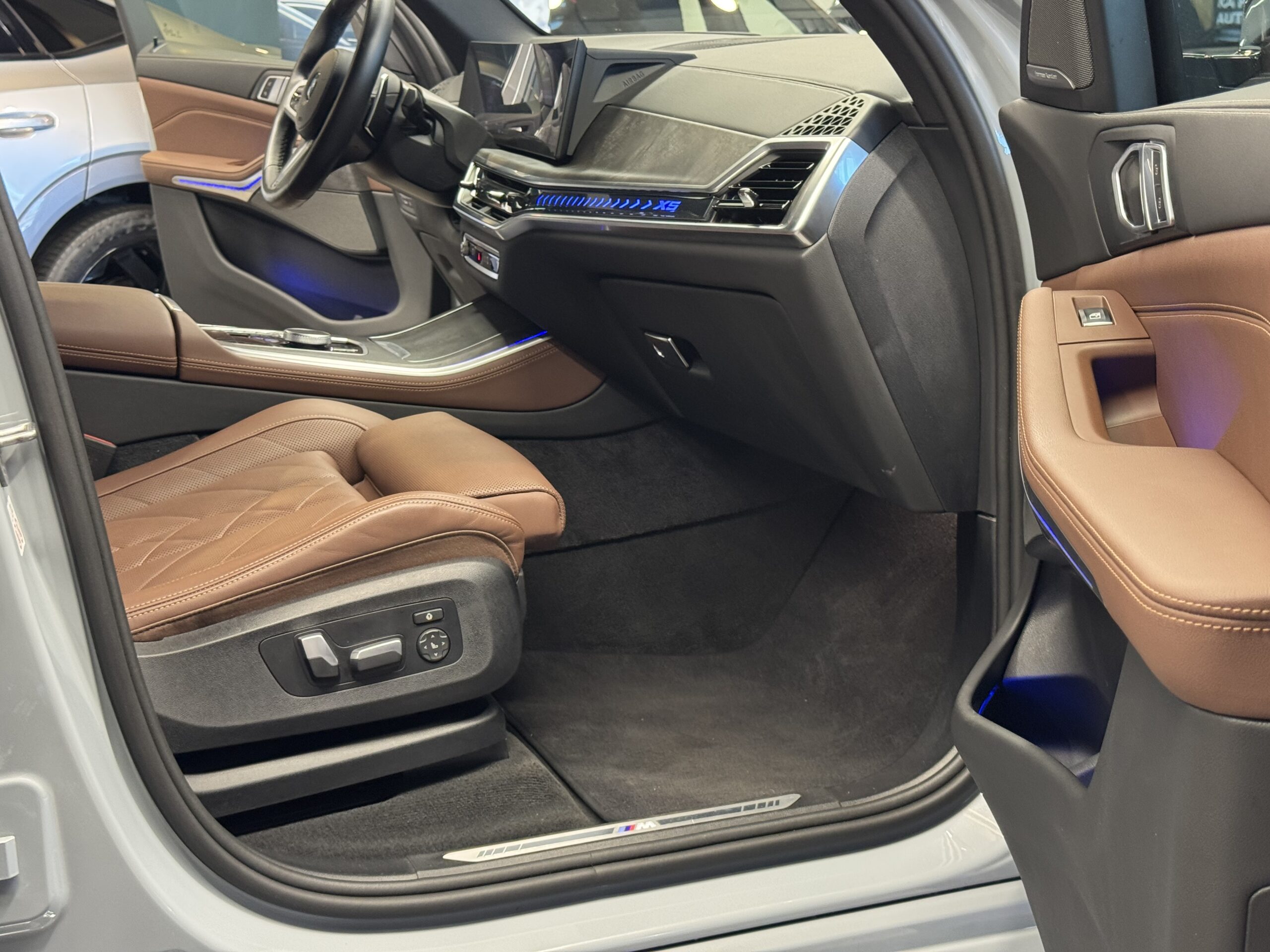 Car image 24