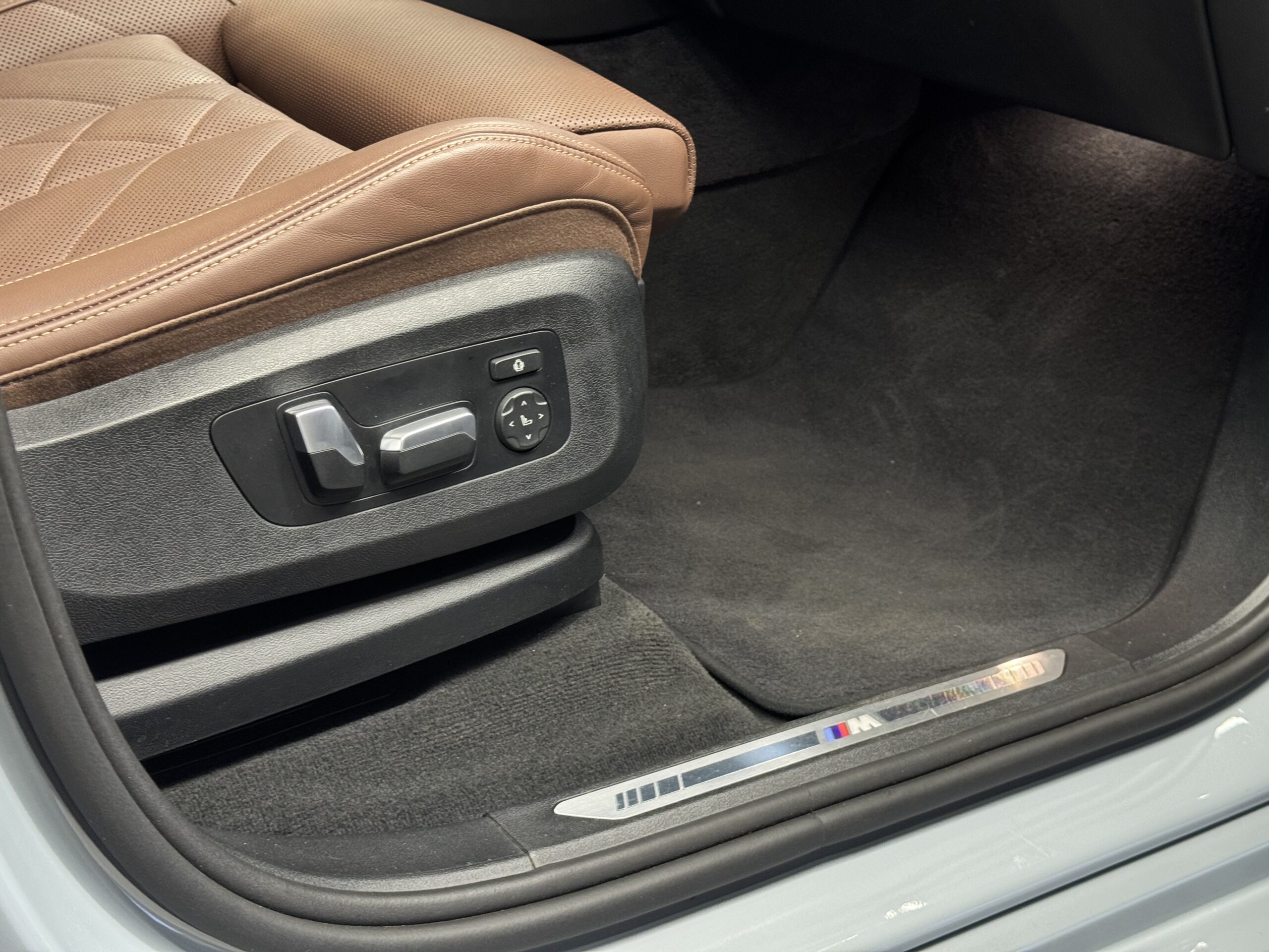 Car image 27