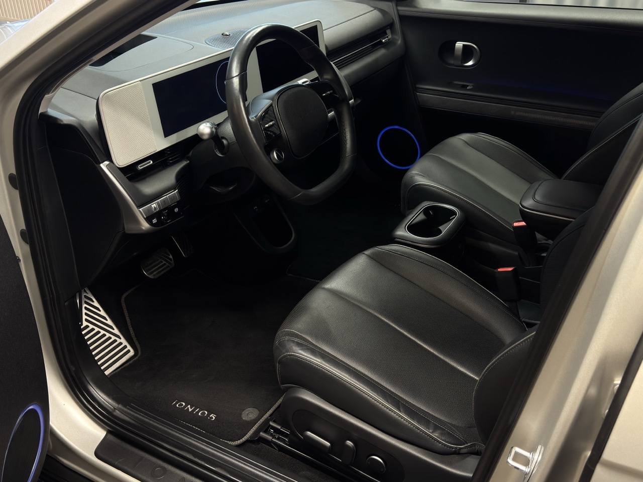Car image 9