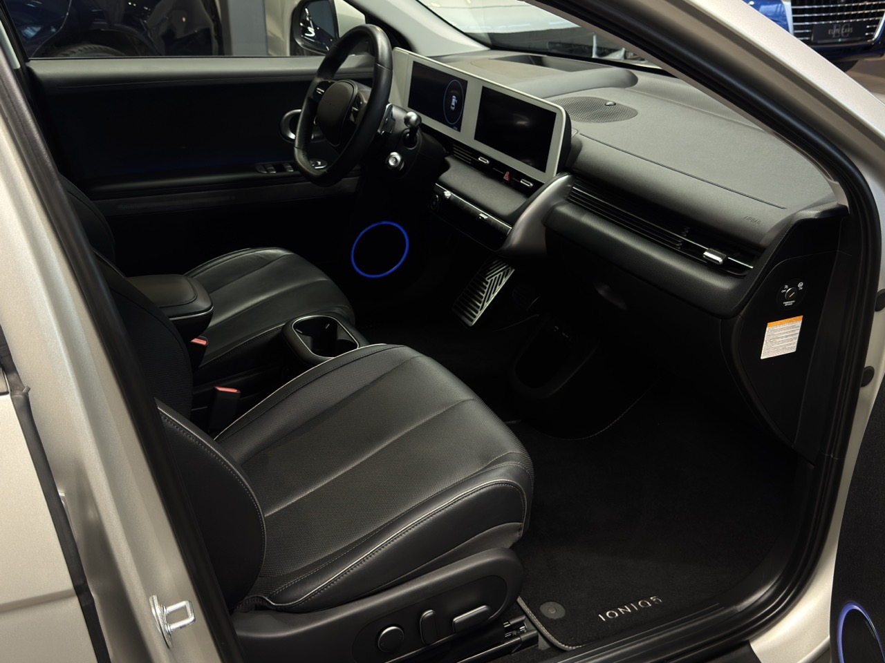 Car image 14