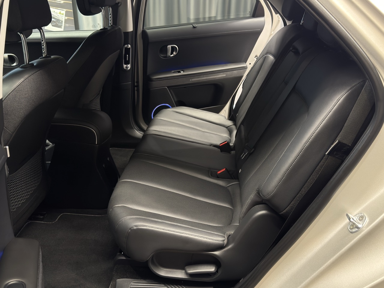Car image 30