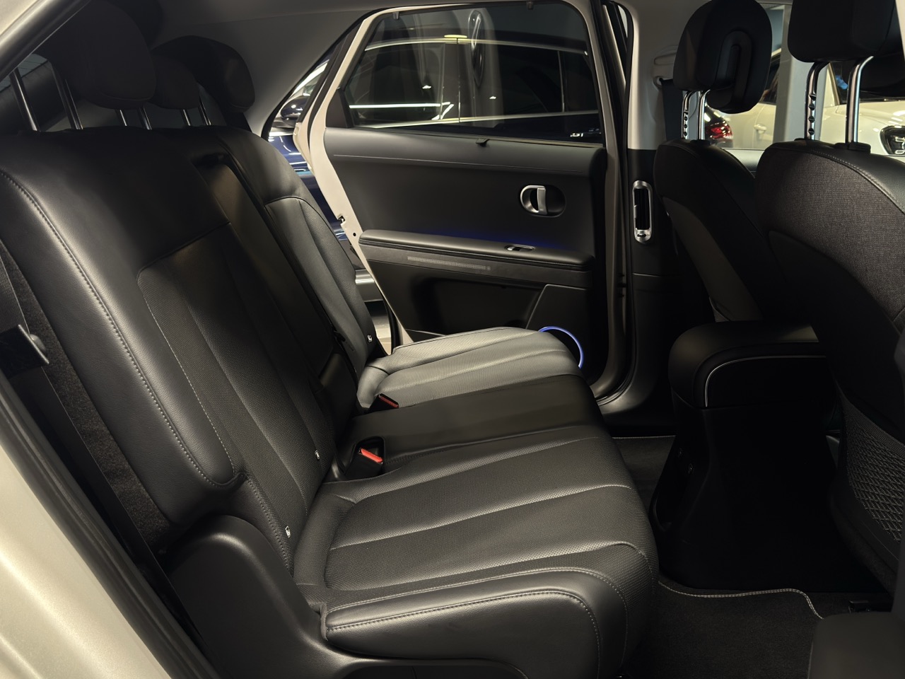 Car image 32