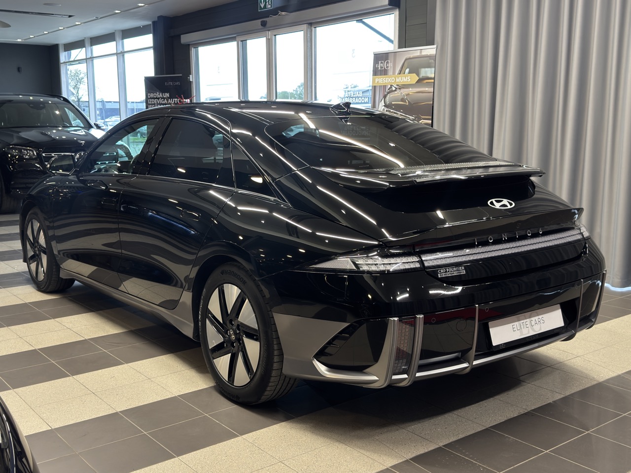Car image 4