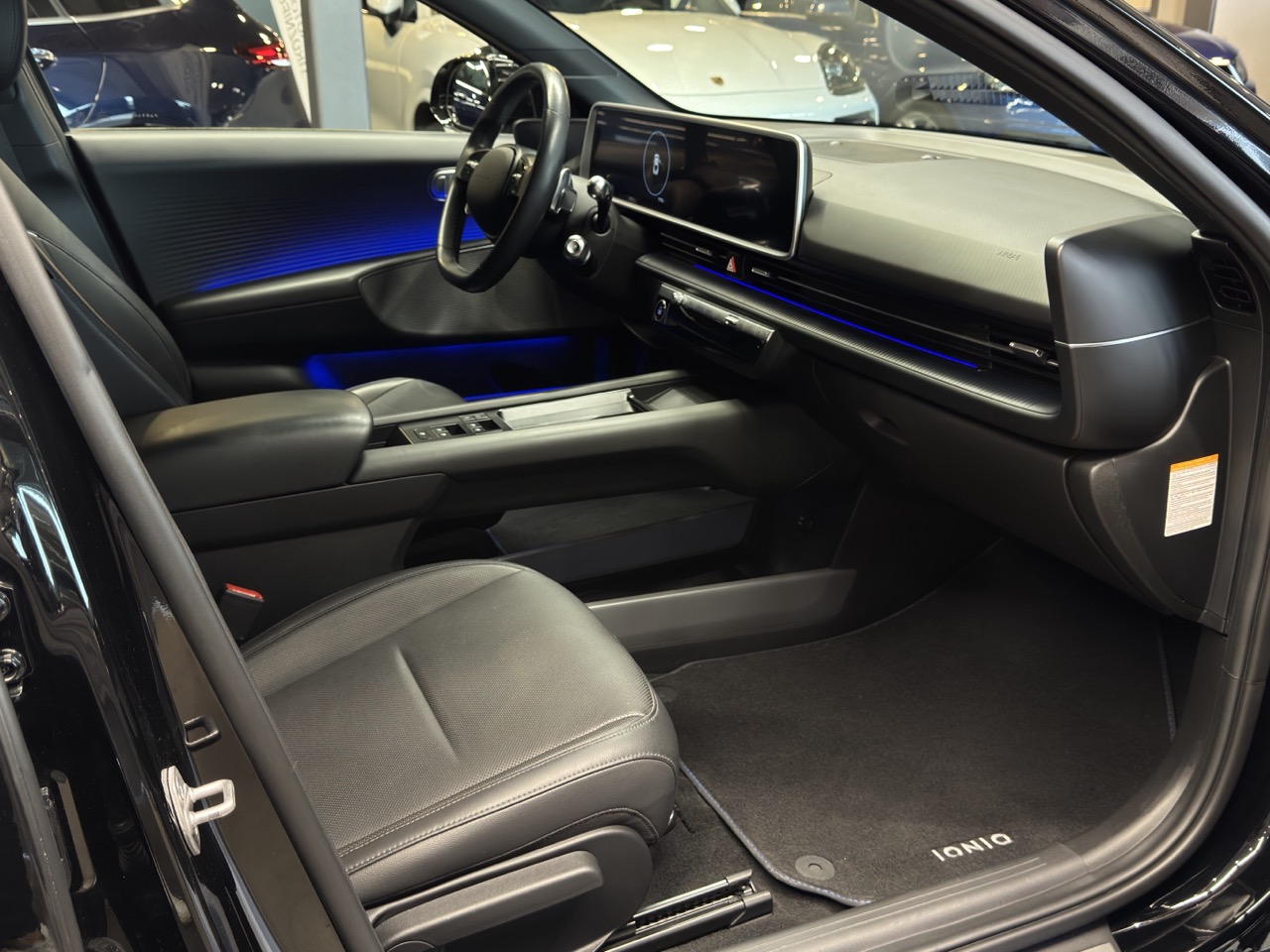 Car image 10