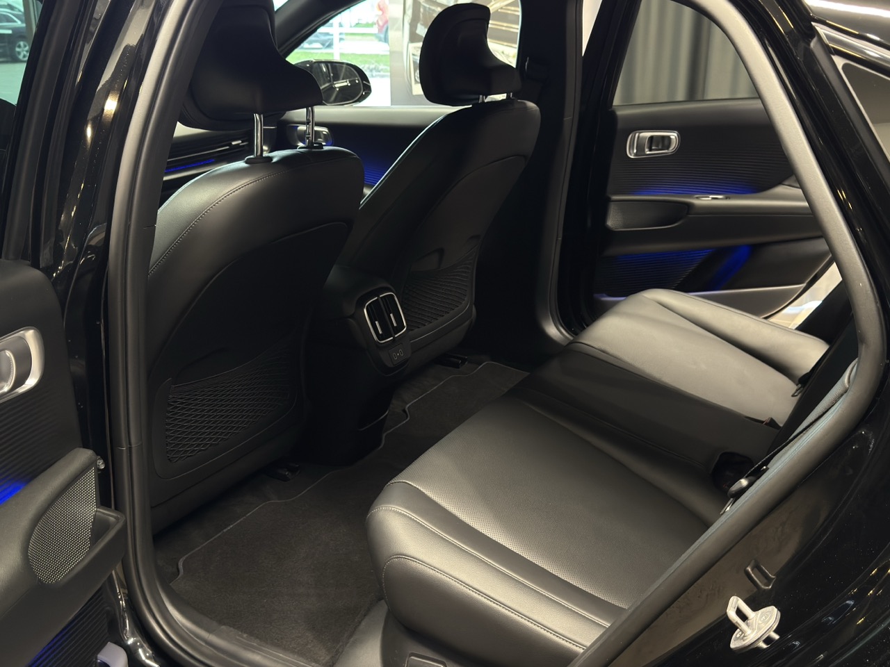 Car image 26