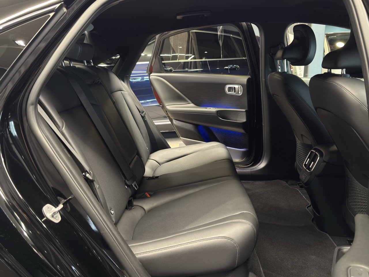 Car image 30