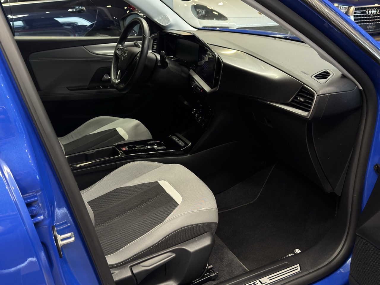 Car image 9