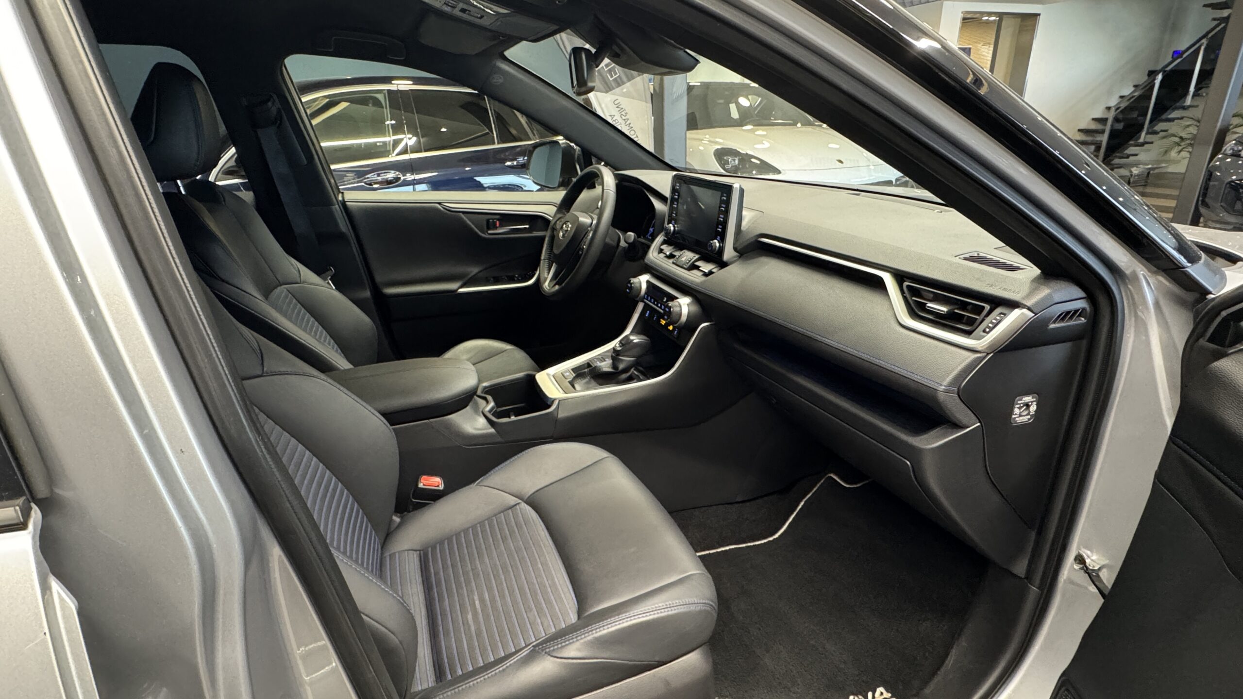 Car image 10