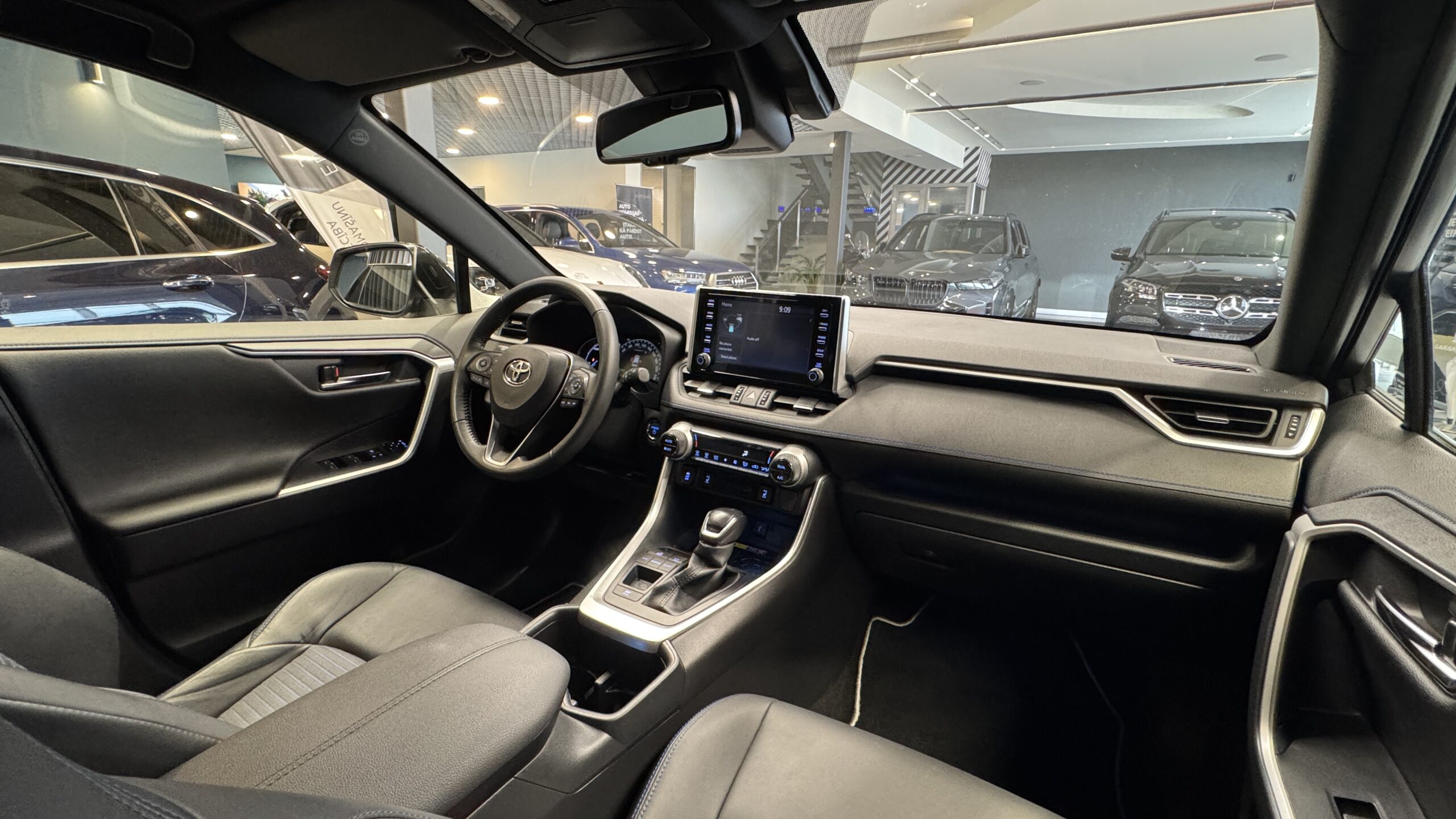 Car image 13