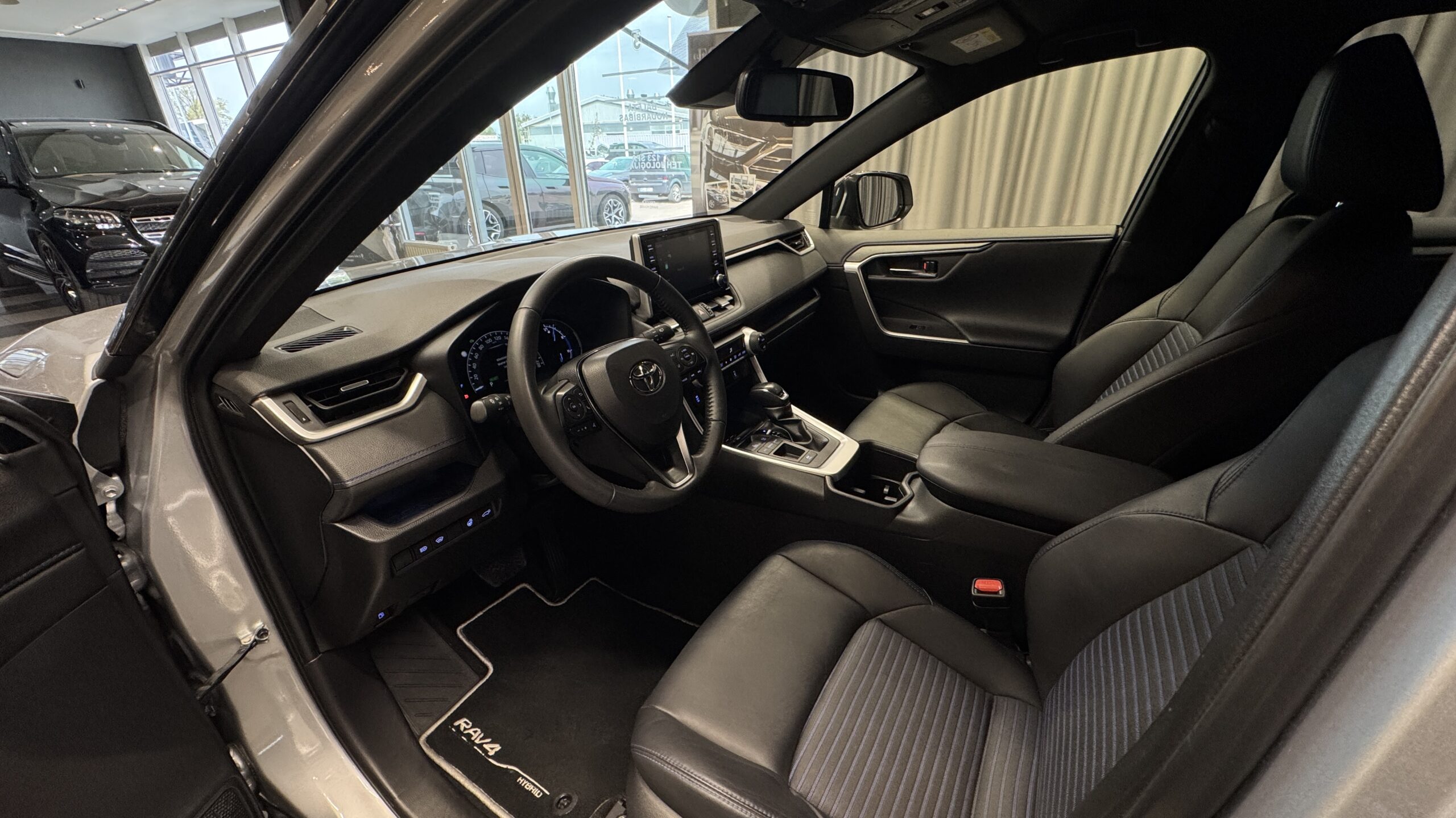 Car image 16