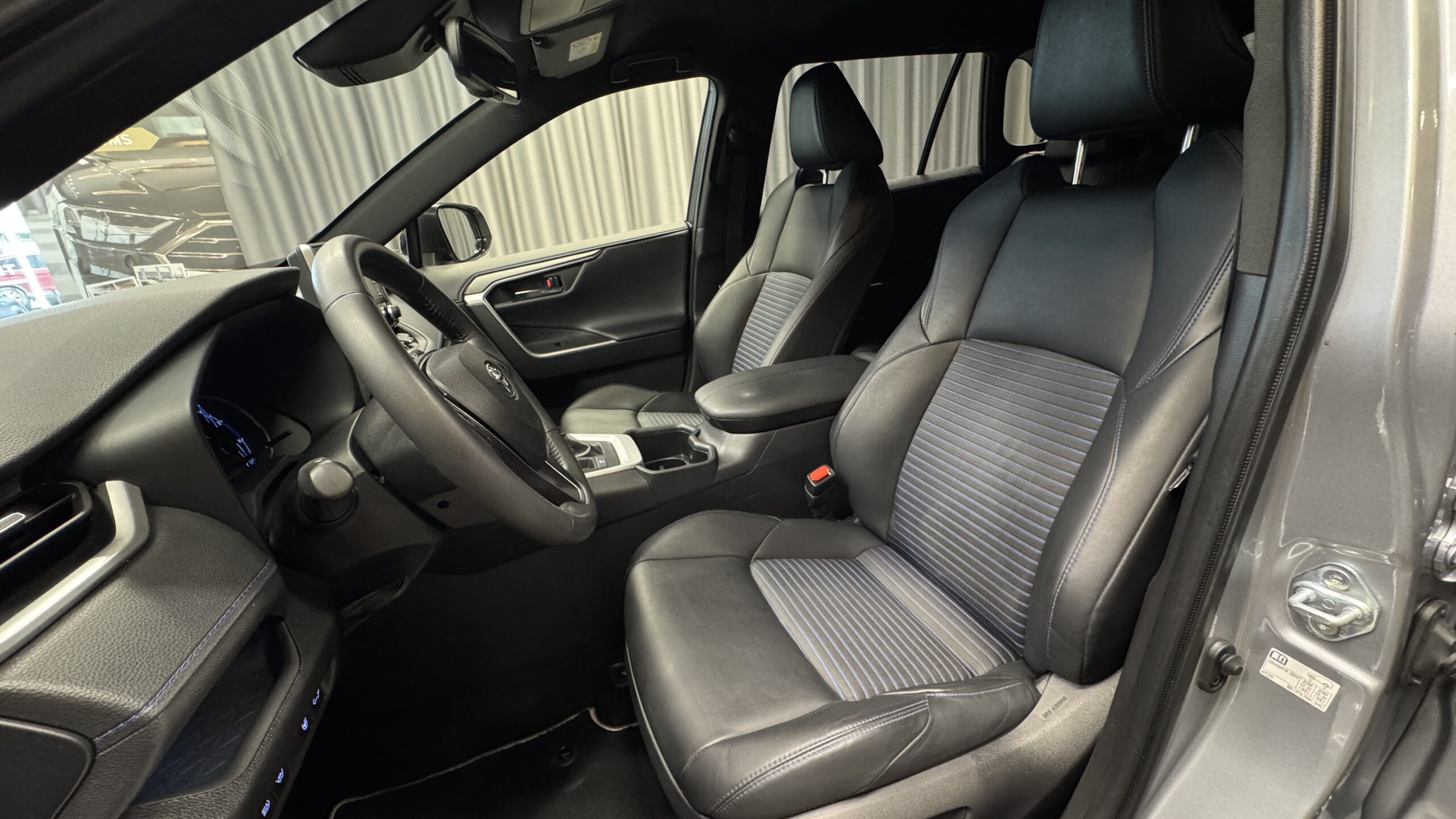 Car image 17