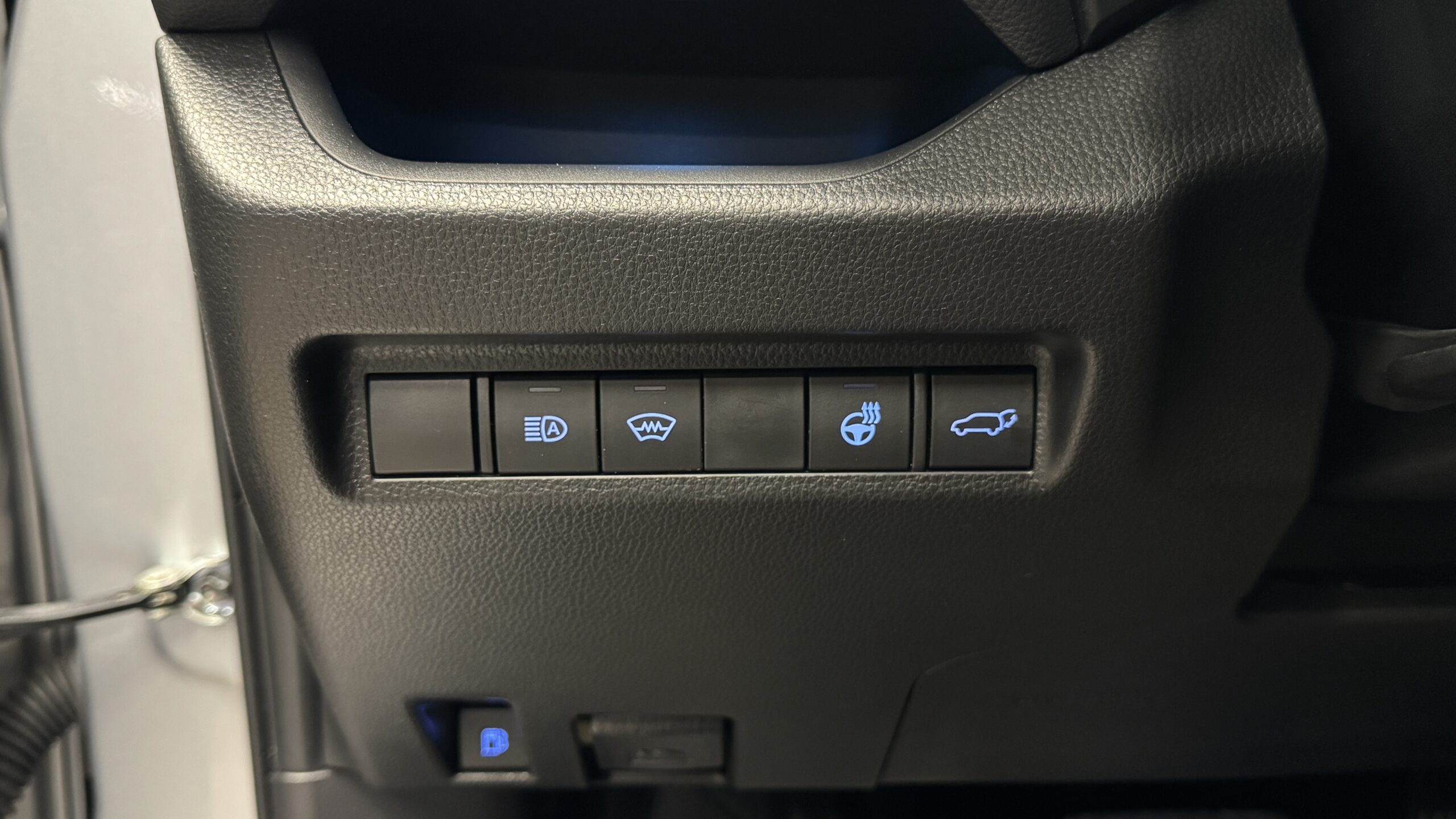 Car image 24