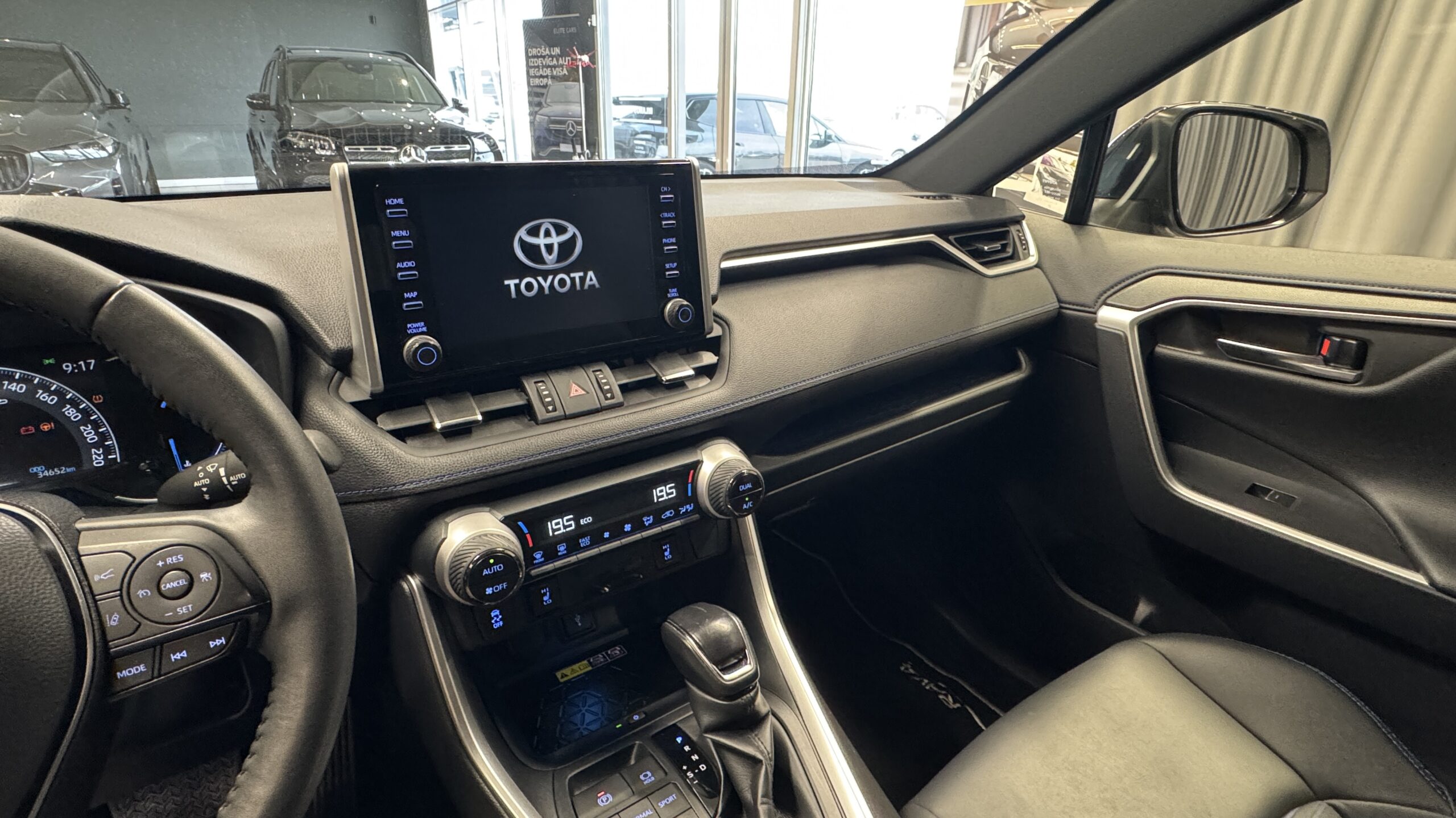Car image 25