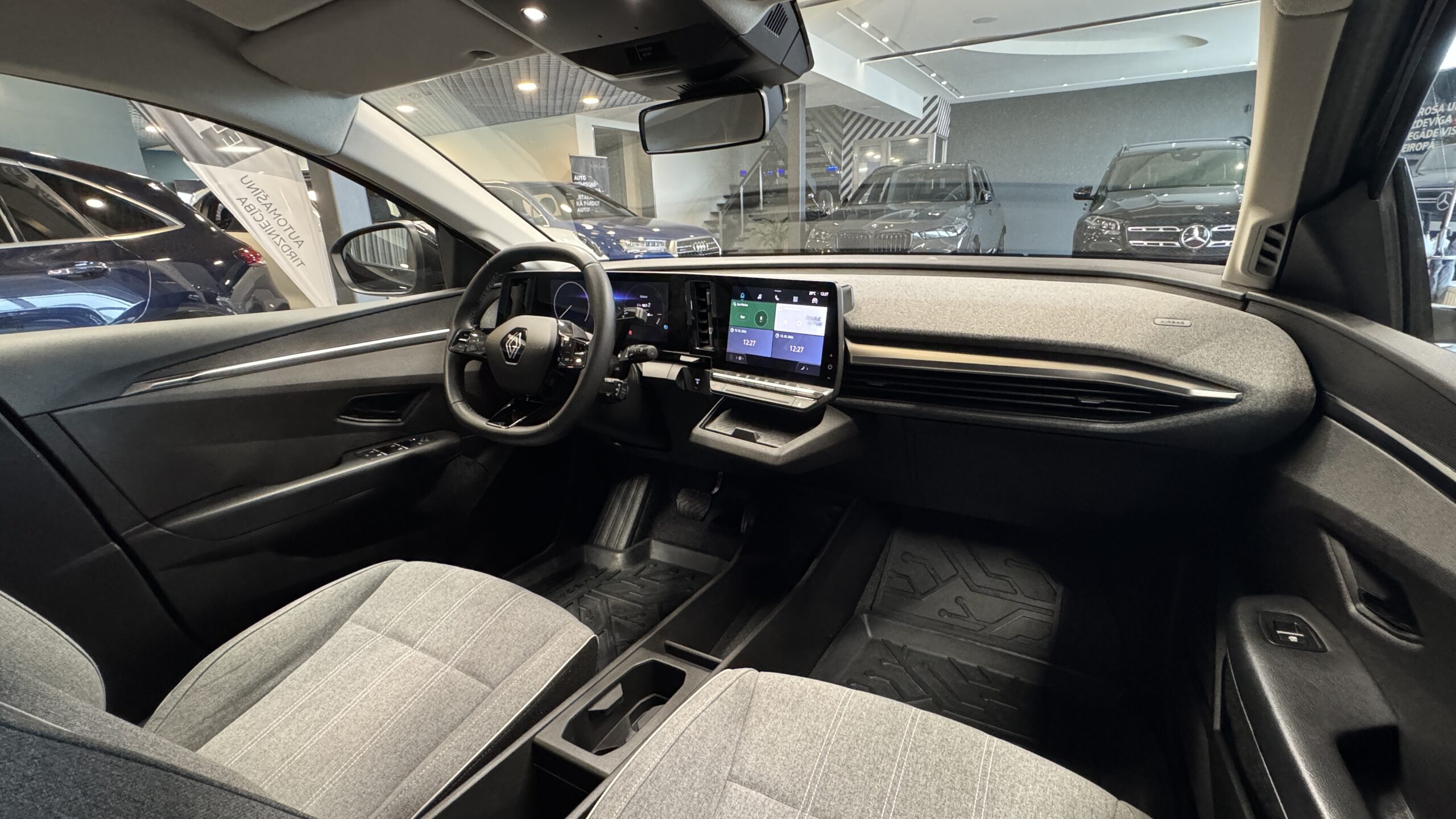Car image 12