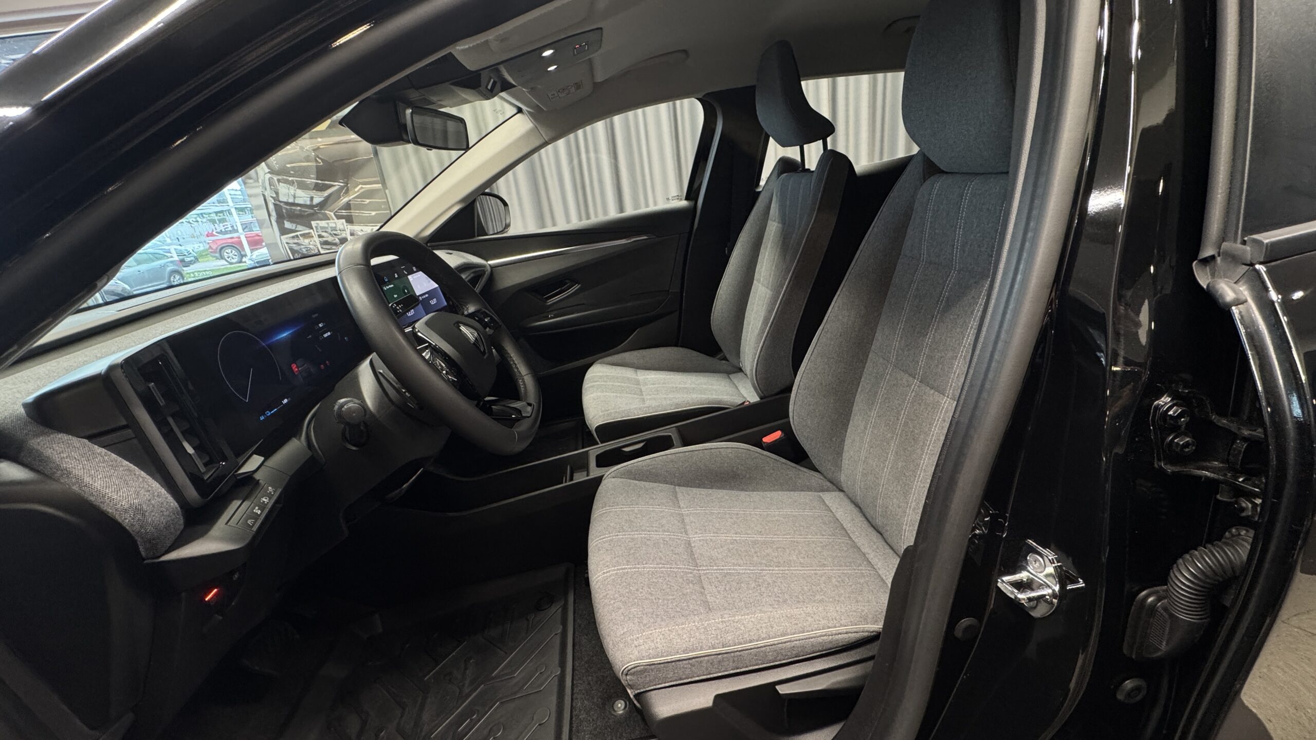 Car image 14