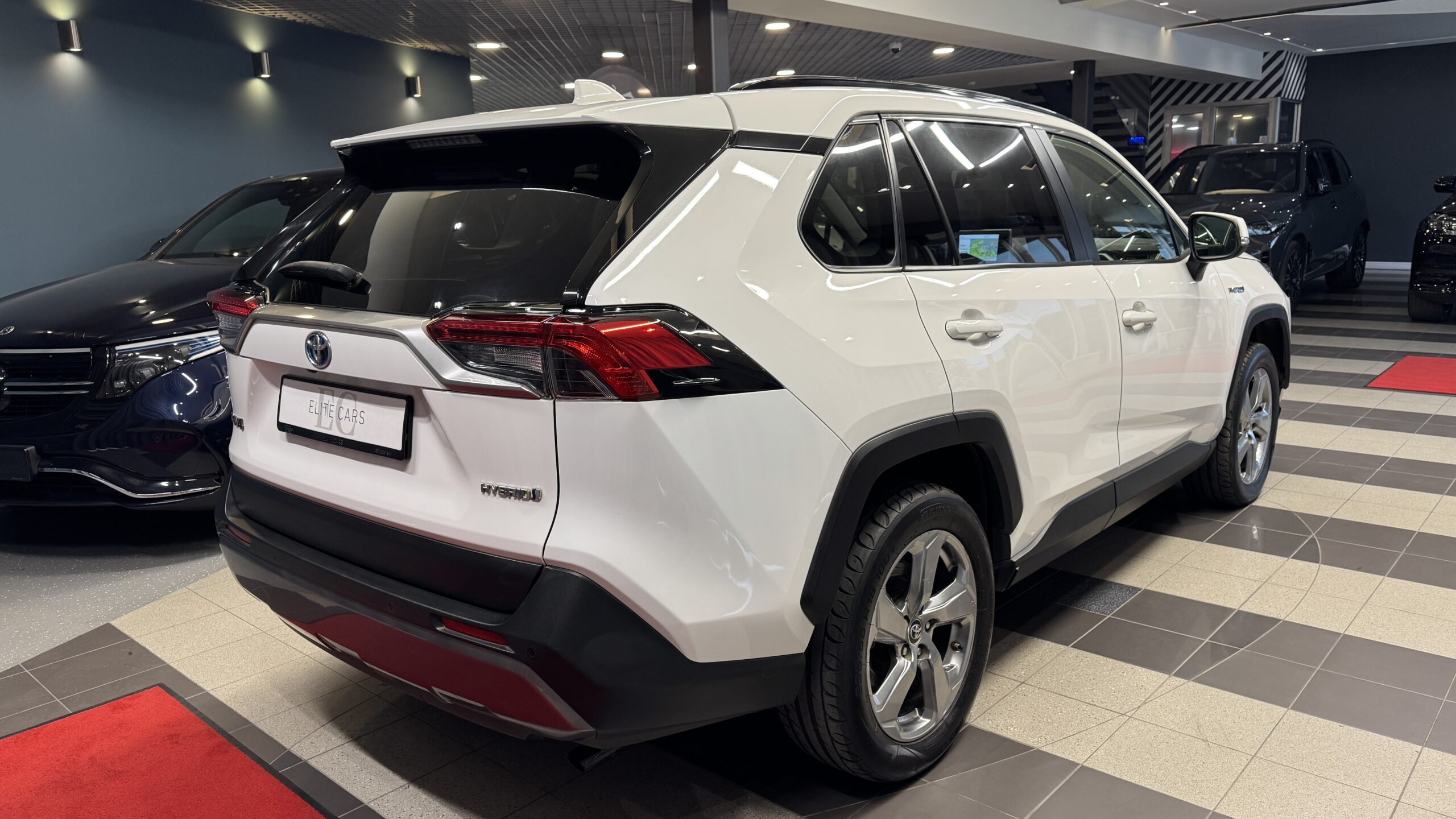 Car image 4