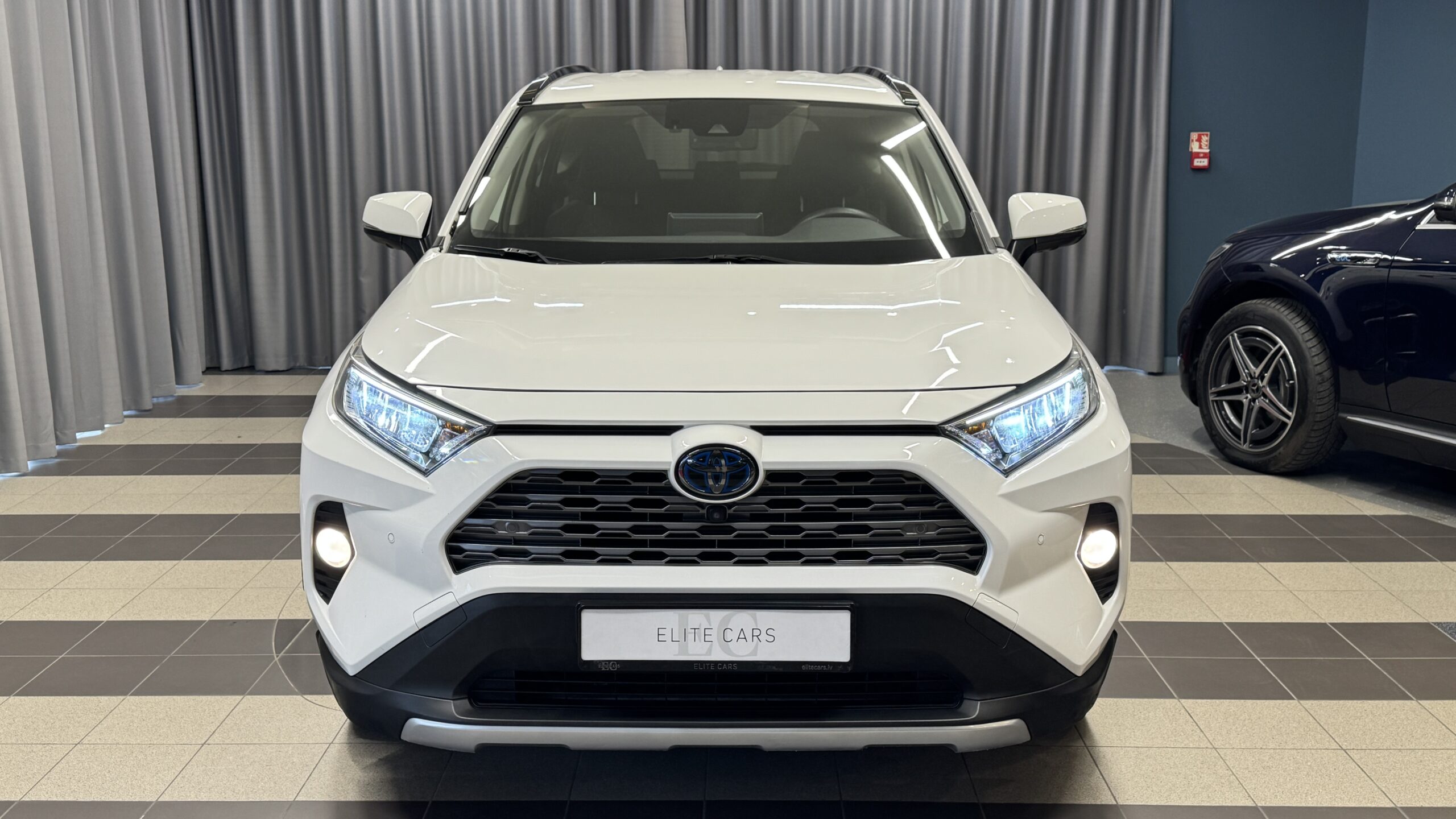 Car image 7