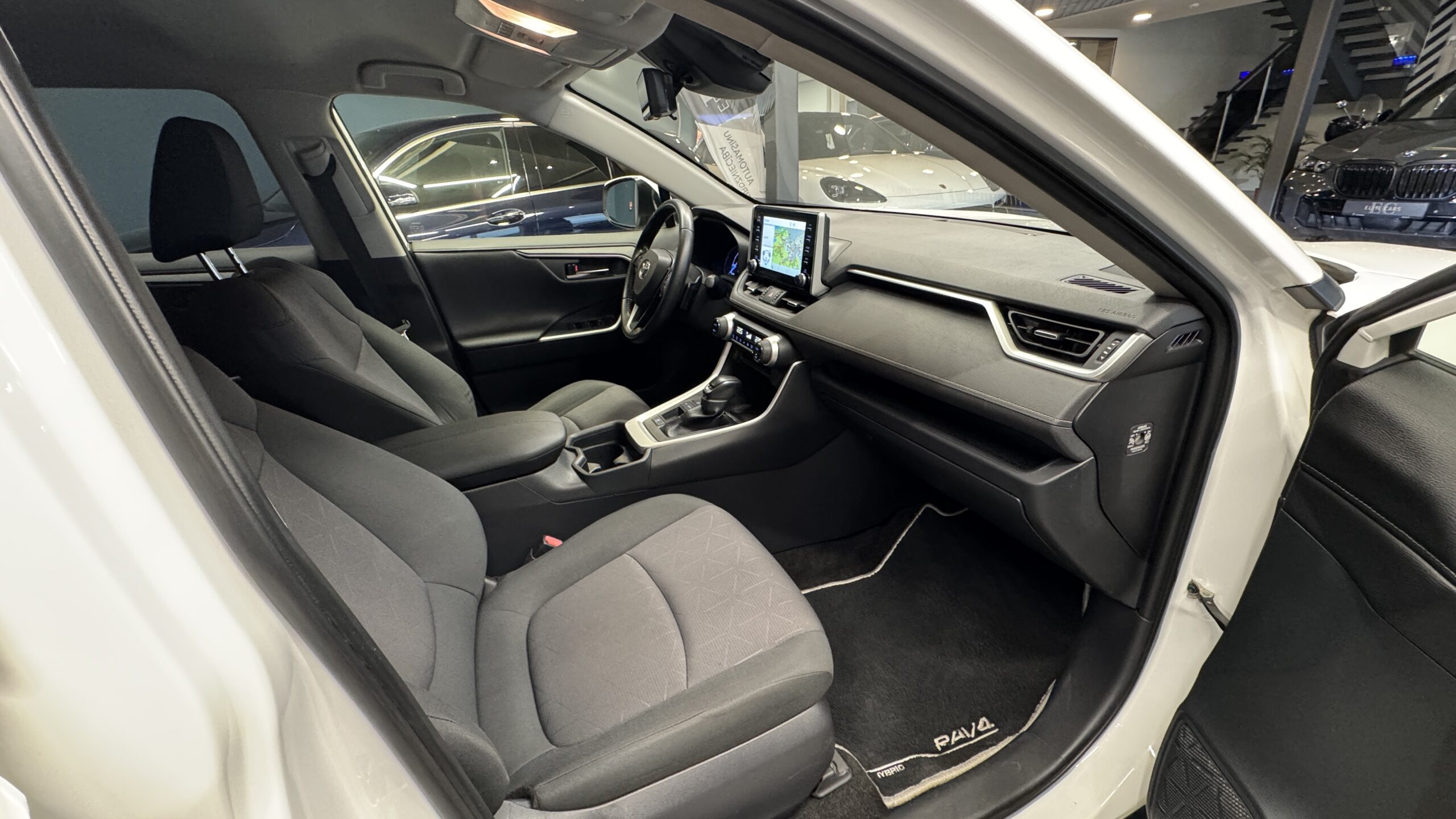 Car image 10