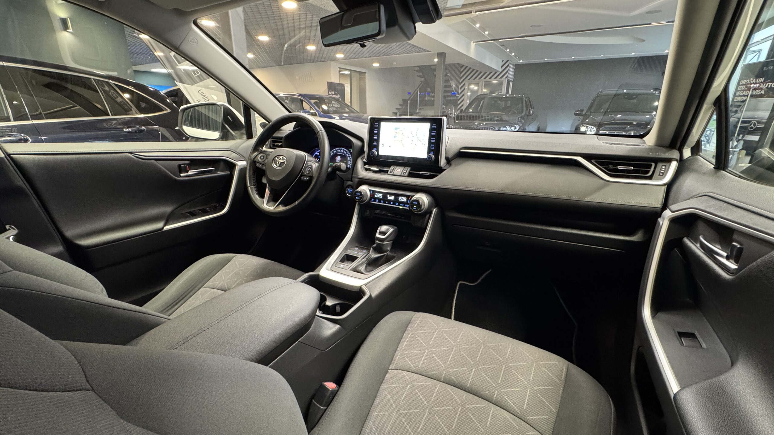 Car image 12