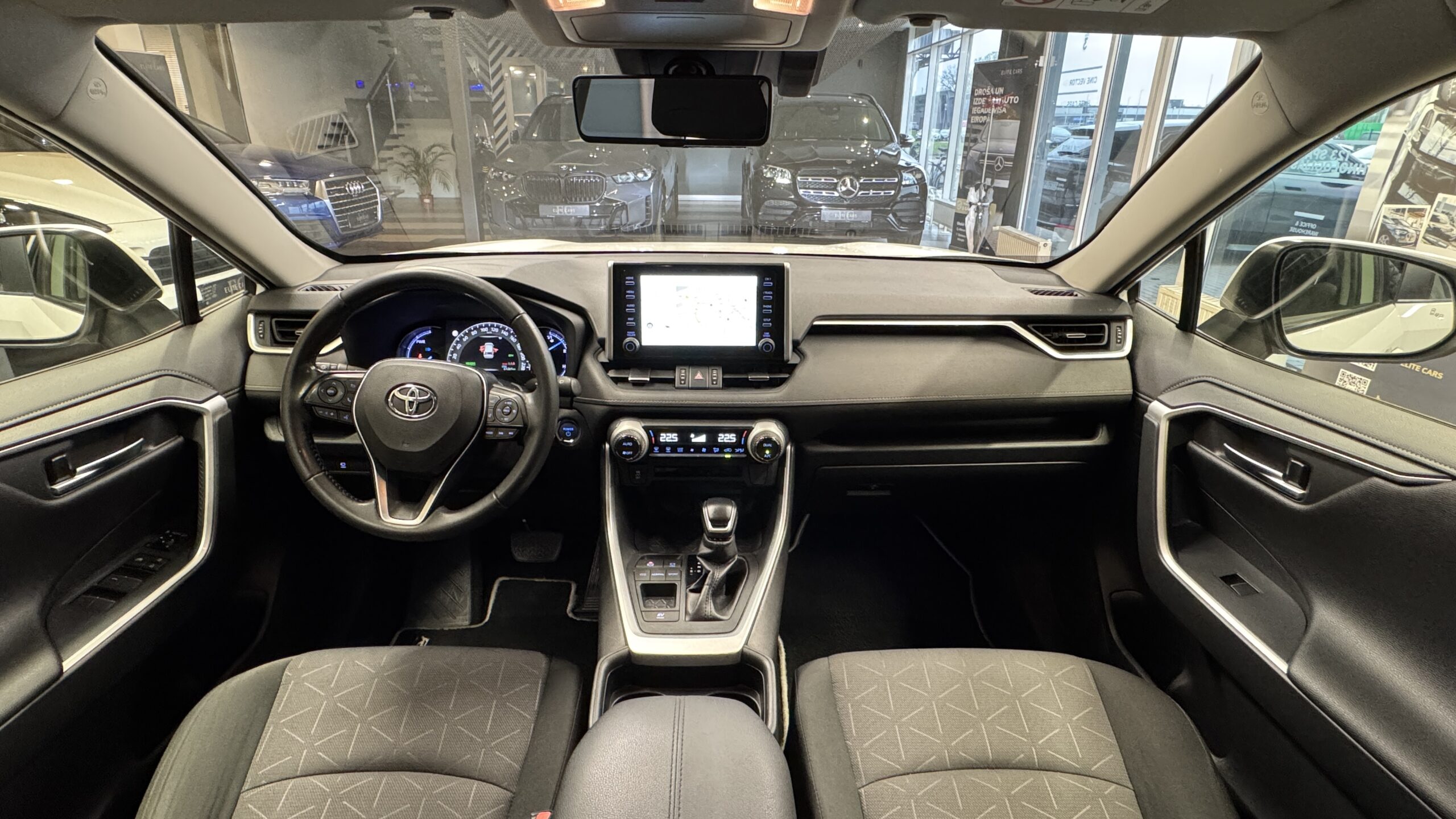 Car image 13