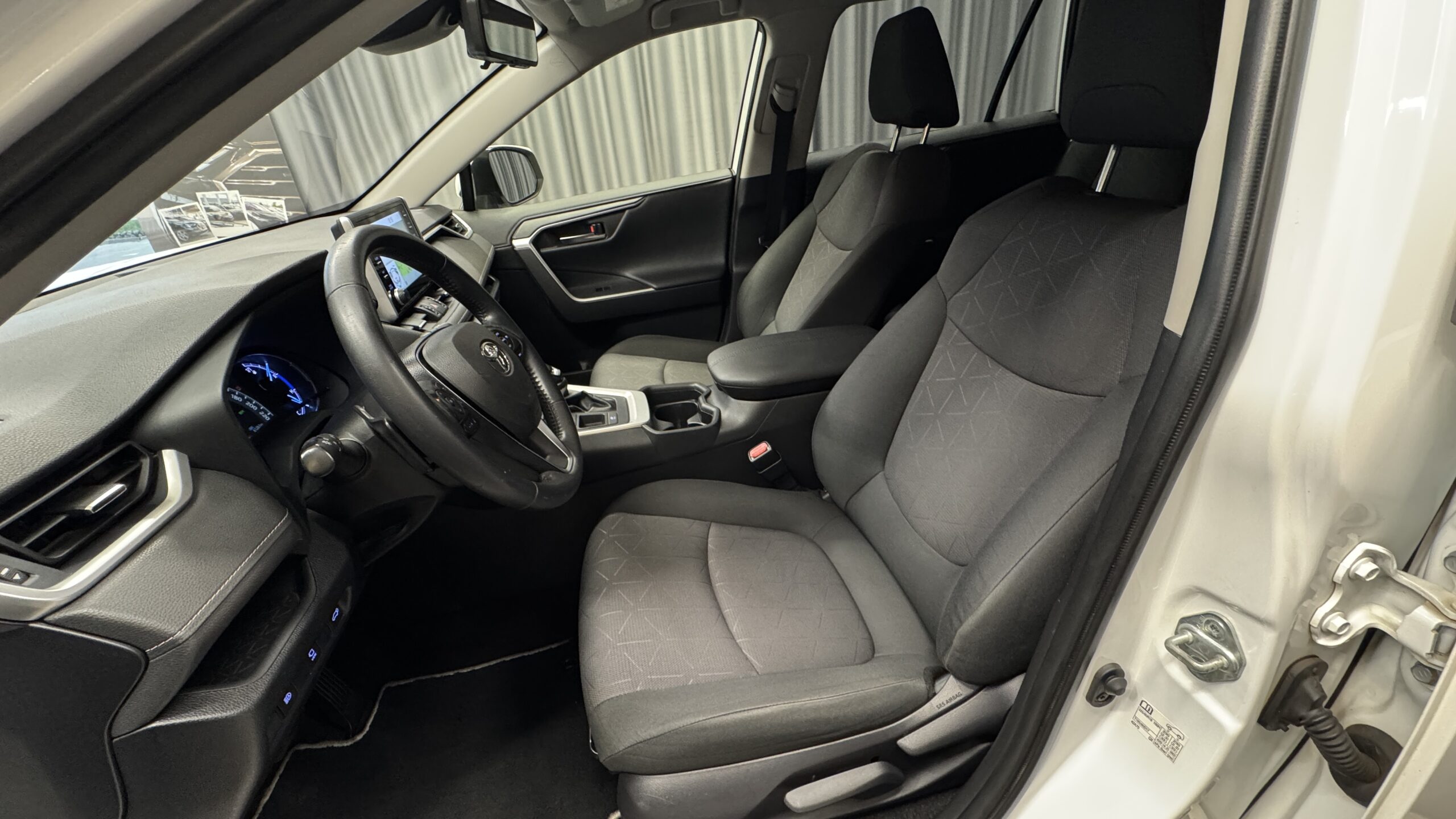 Car image 15