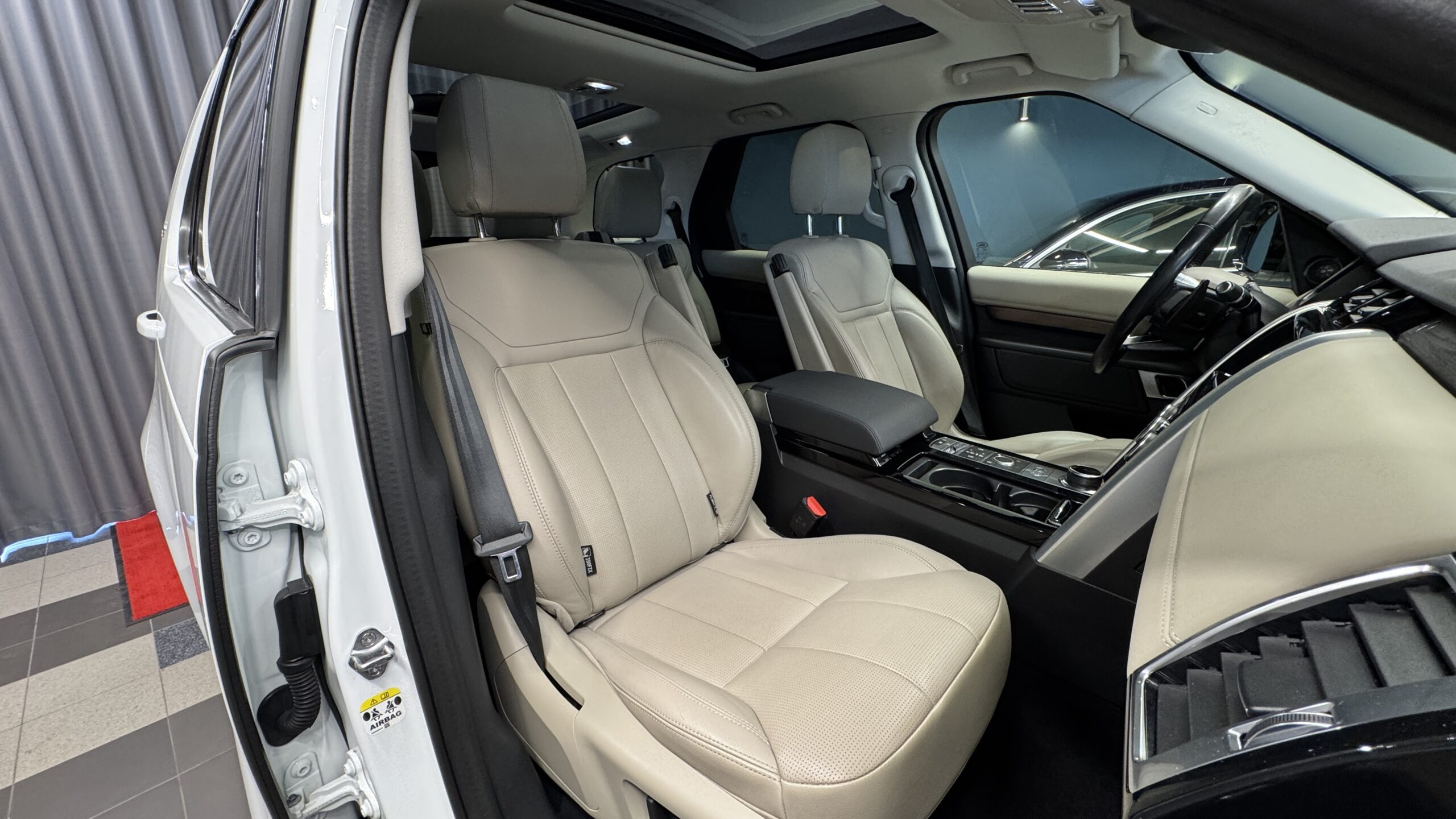 Car image 10