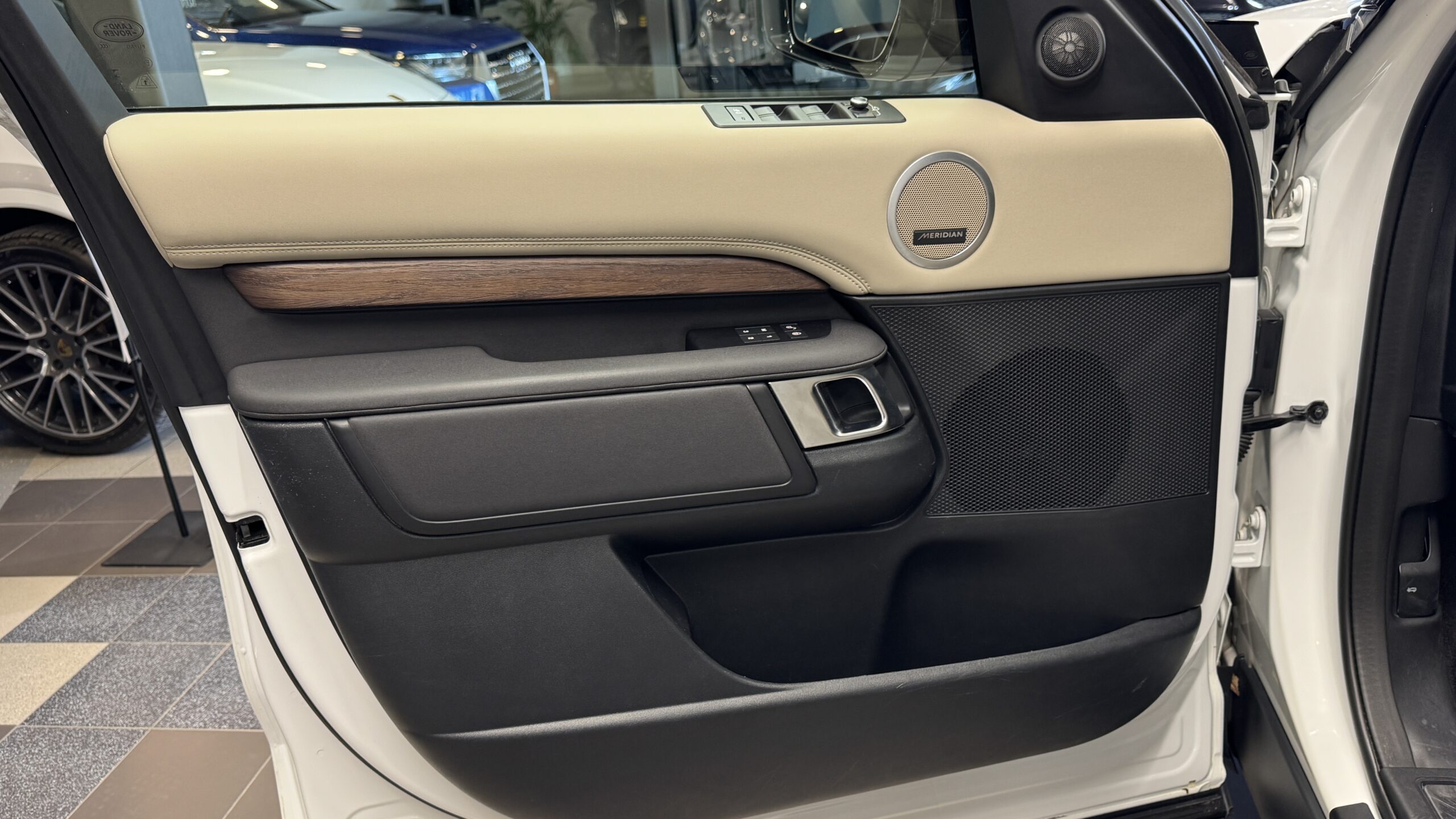 Car image 17