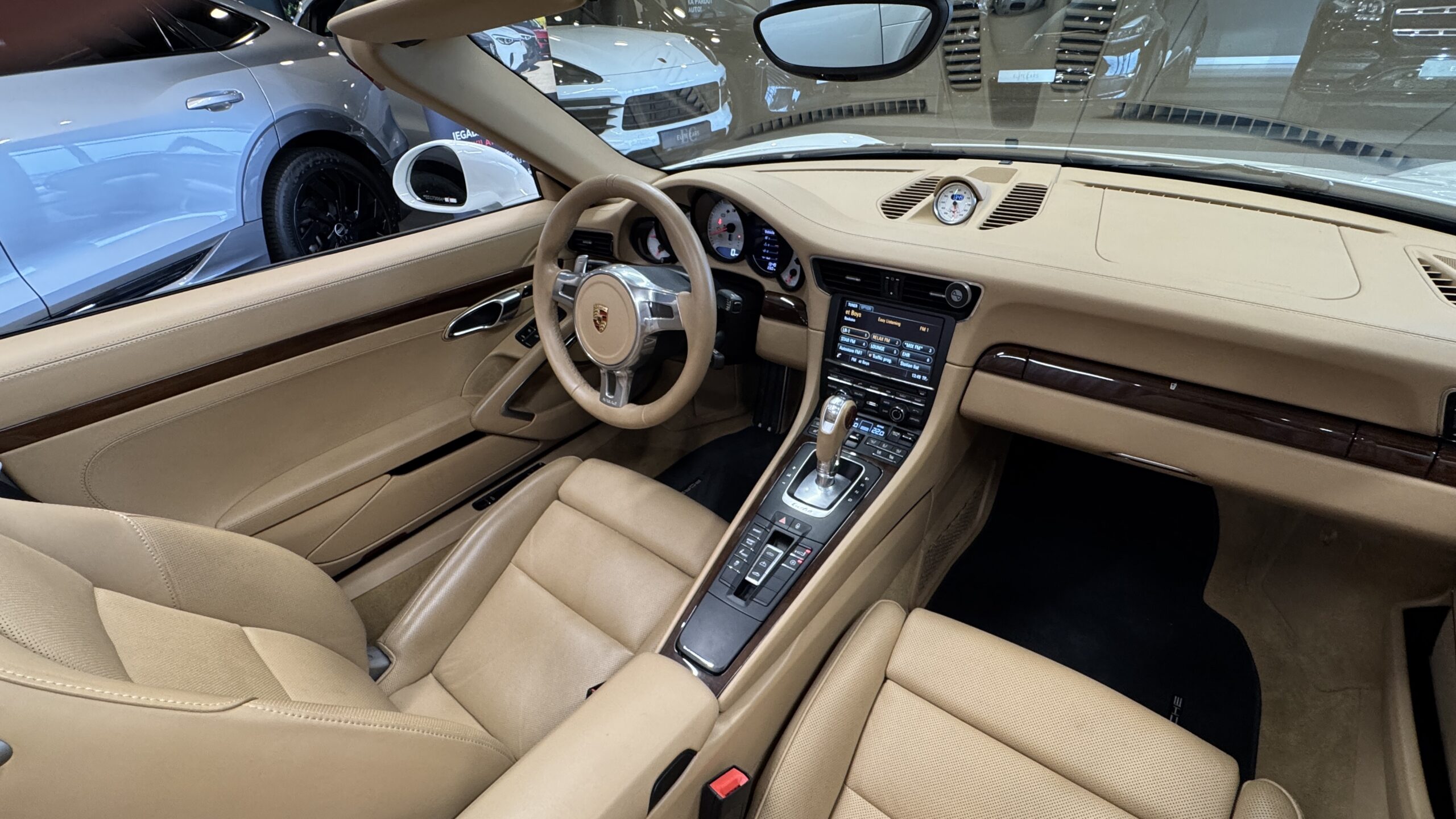 Car image 11