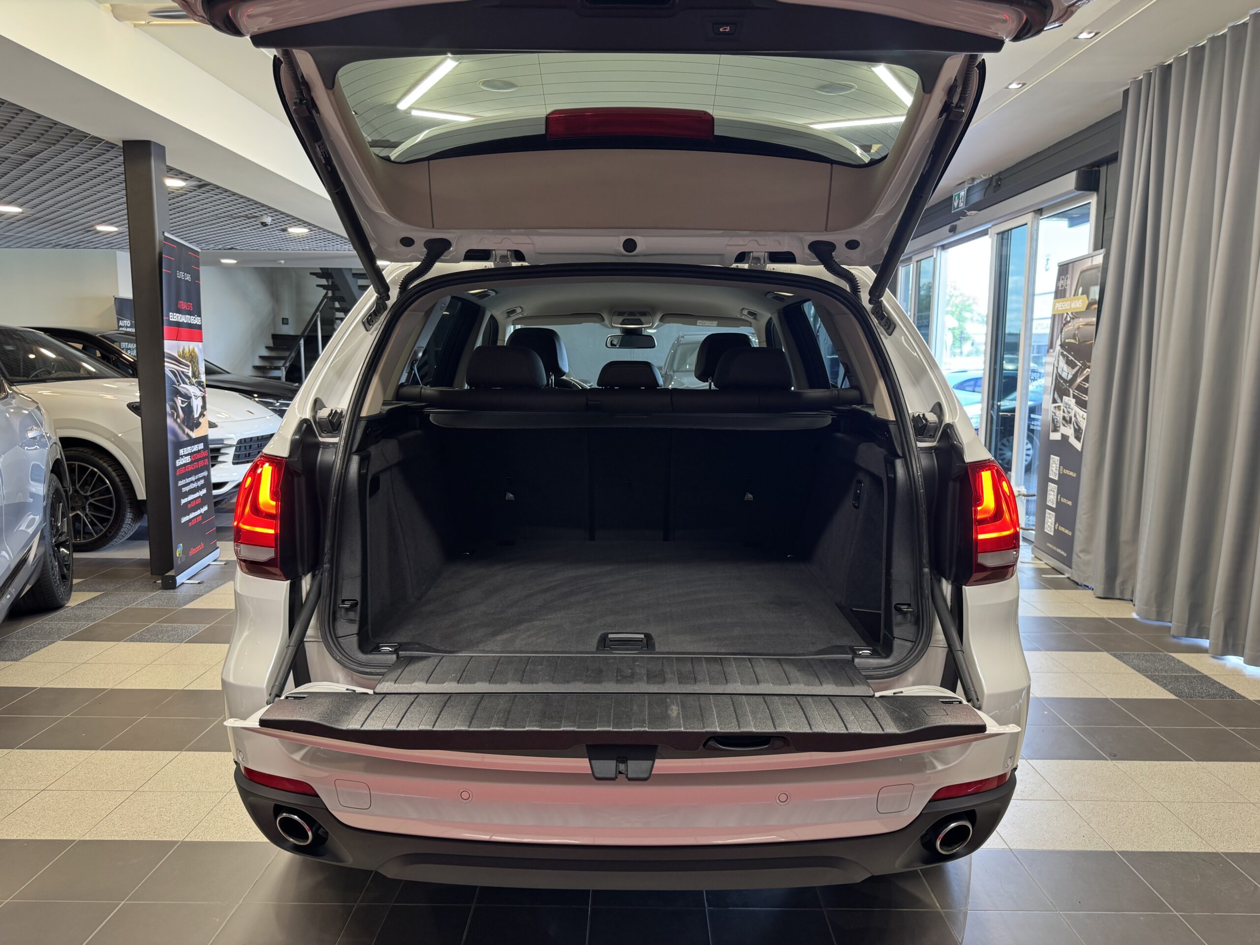 Car image 10